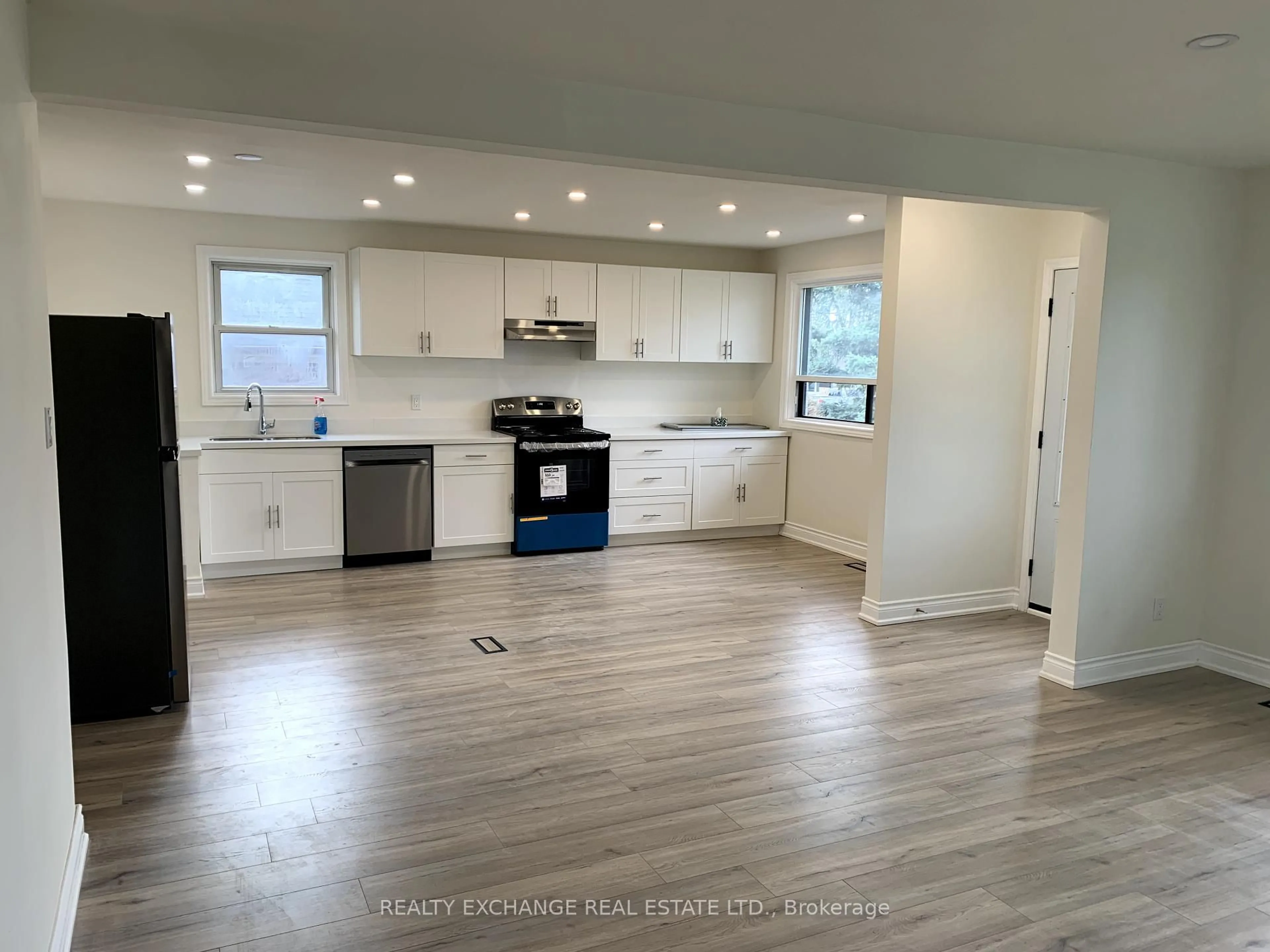 Open concept kitchen, unknown for 89 Thornton Ave, Bradford West Gwillimbury Ontario L3Z 1N3