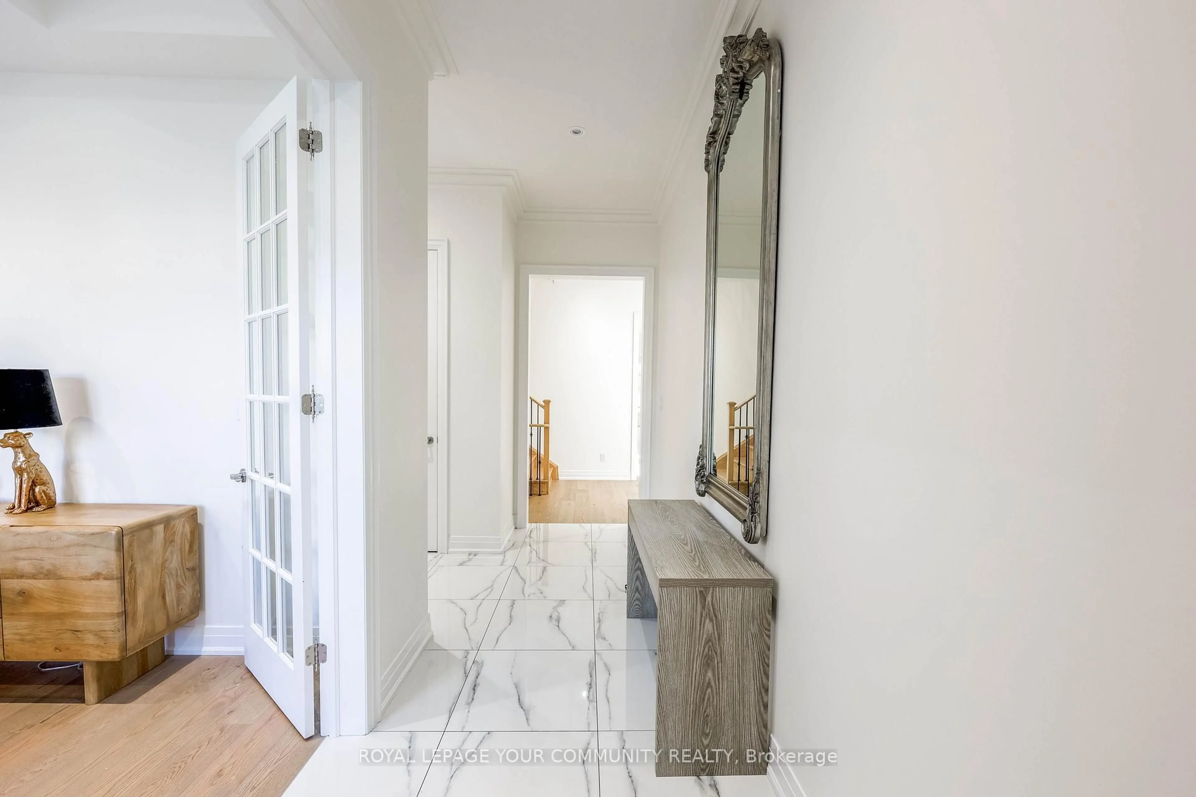 Indoor entryway for 18 Casavant Crt, Vaughan Ontario L6A 5A5