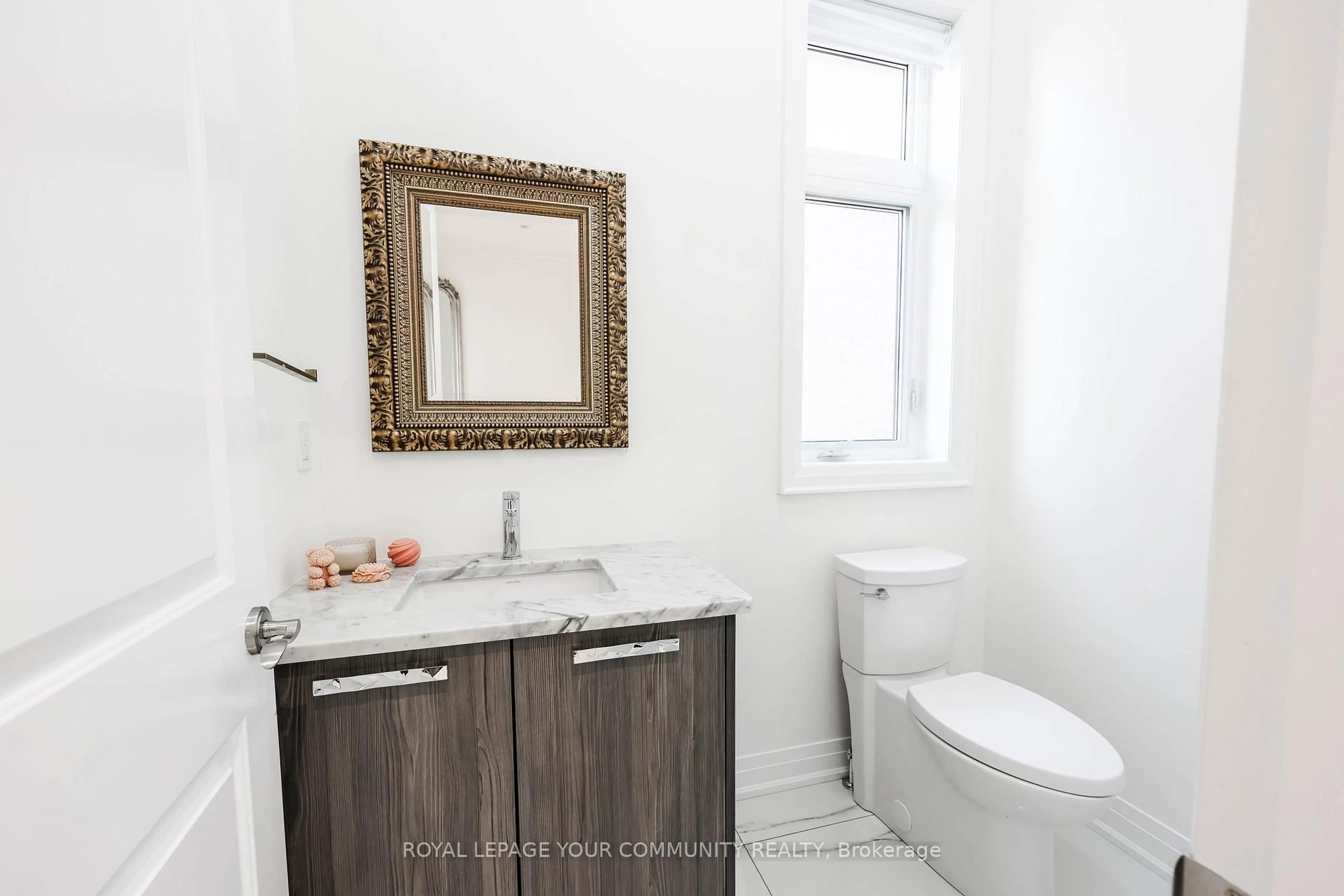 Standard bathroom, ceramic/tile floor for 18 Casavant Crt, Vaughan Ontario L6A 5A5