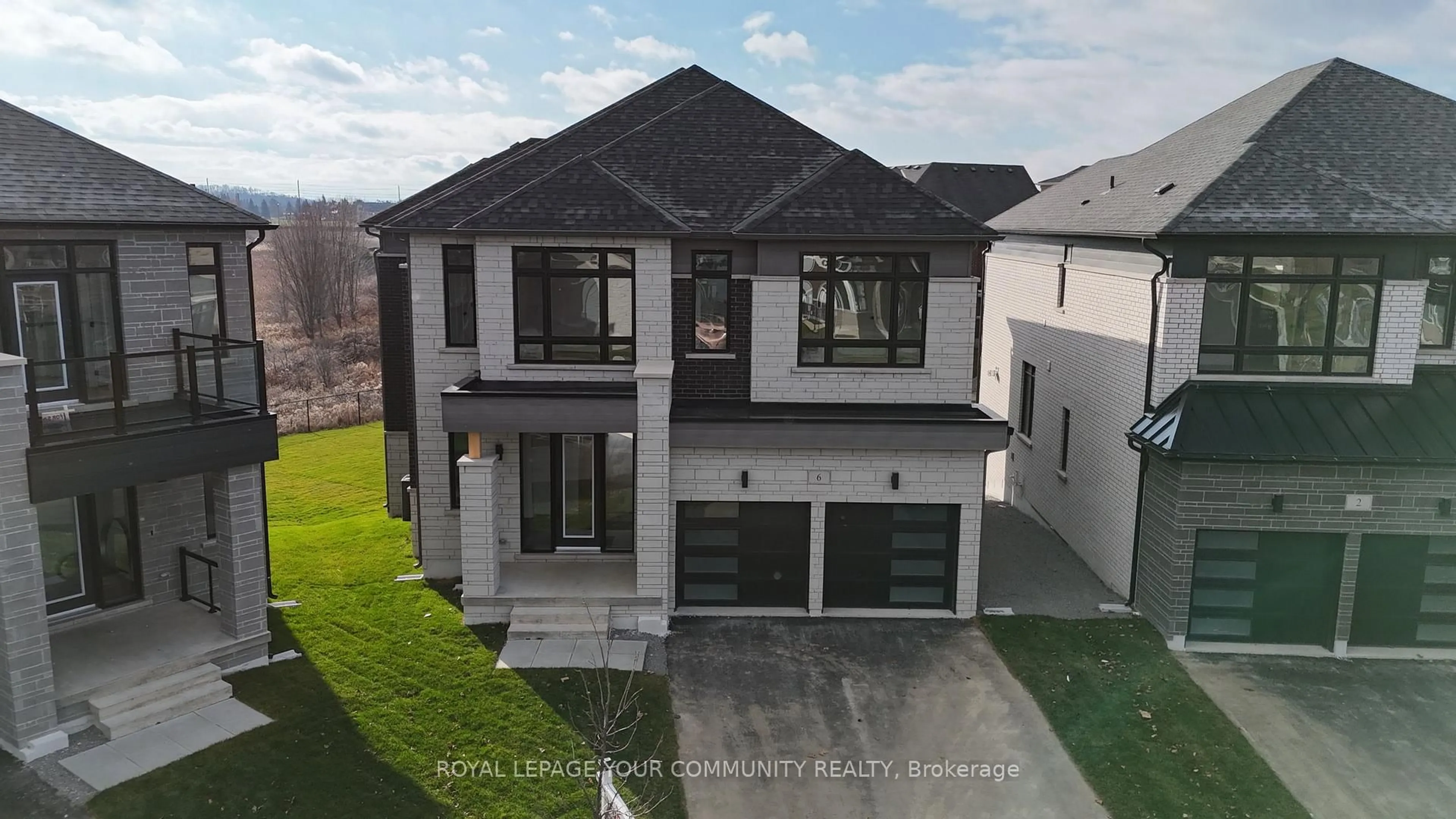 A pic from outside/outdoor area/front of a property/back of a property/a pic from drone, street for 6 Bunn Crt, Aurora Ontario L4G 0G6