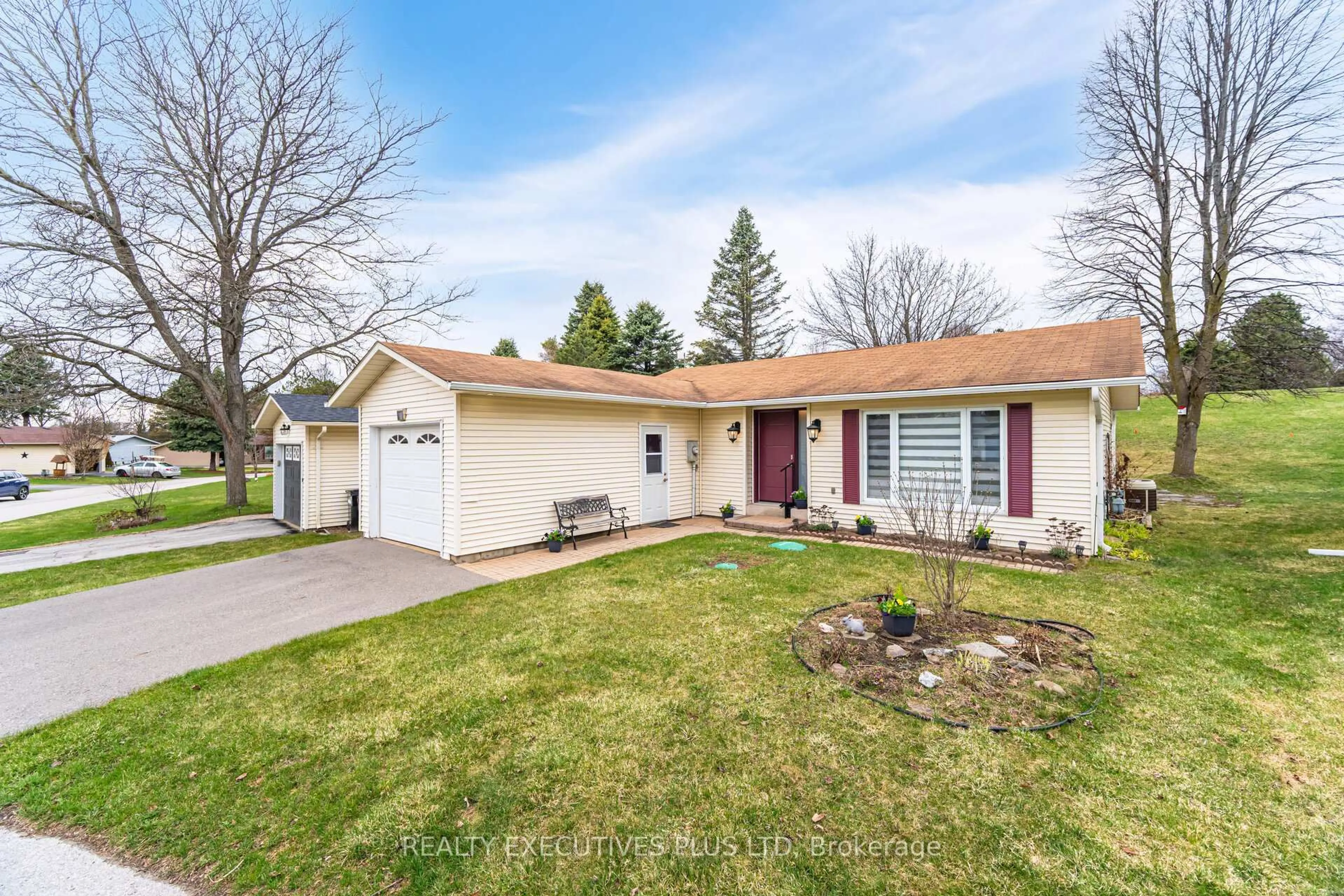 Home with vinyl exterior material, street for 10 Tamarack Crt, New Tecumseth Ontario L0G 1W0