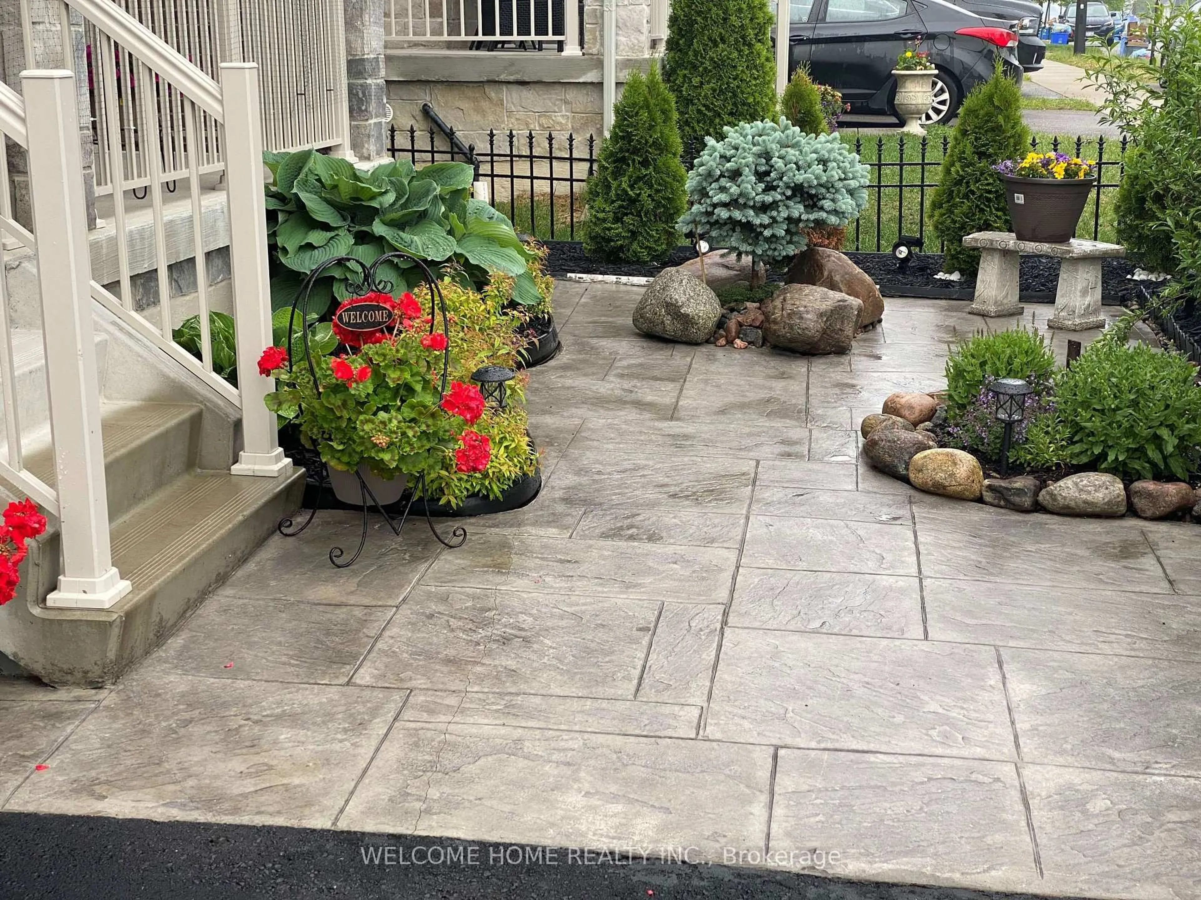 Patio, street for 125 Gardiner Drive Dr, Bradford West Gwillimbury Ontario L3Z 0J6