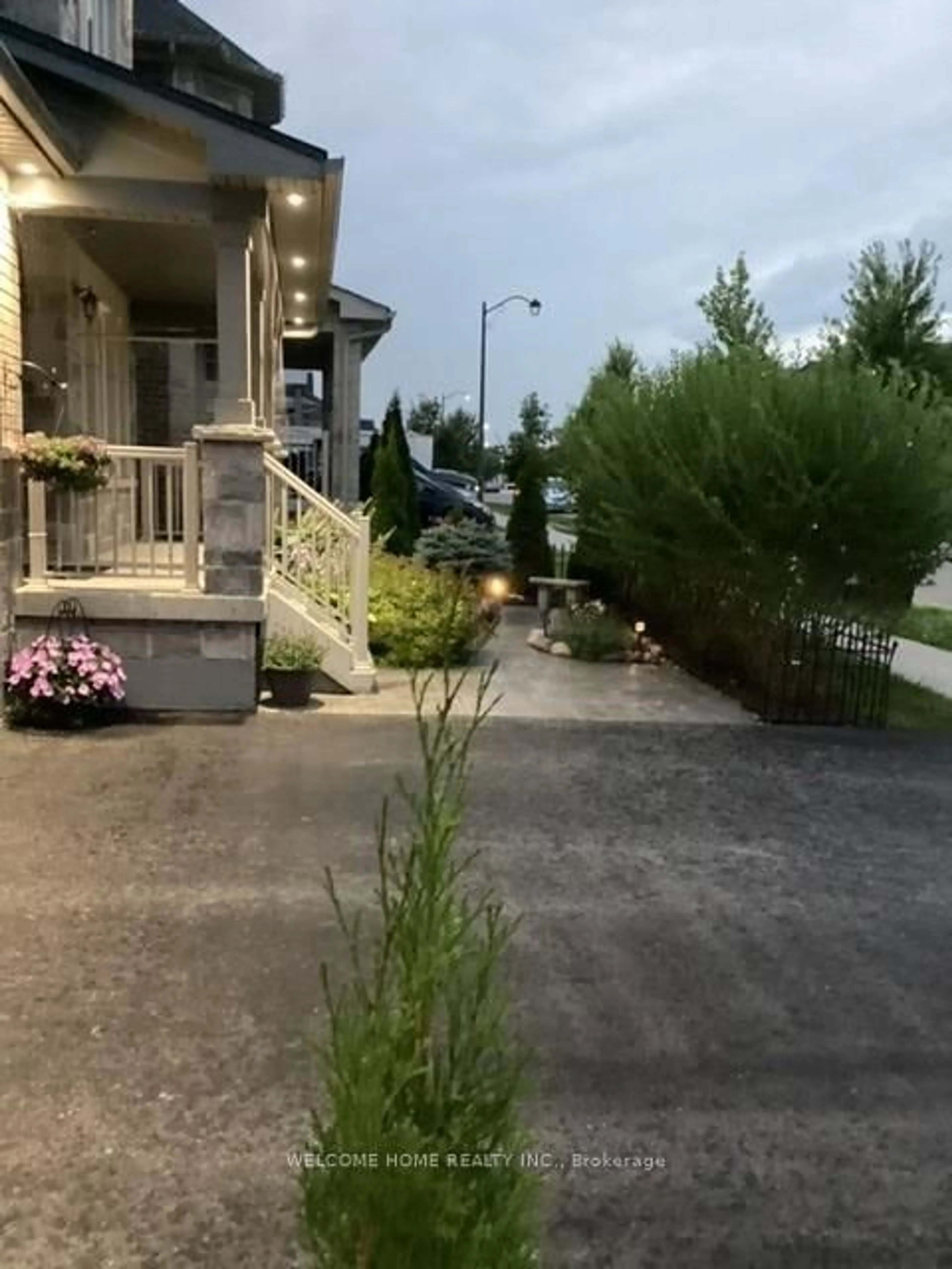 Patio, street for 125 Gardiner Drive Dr, Bradford West Gwillimbury Ontario L3Z 0J6