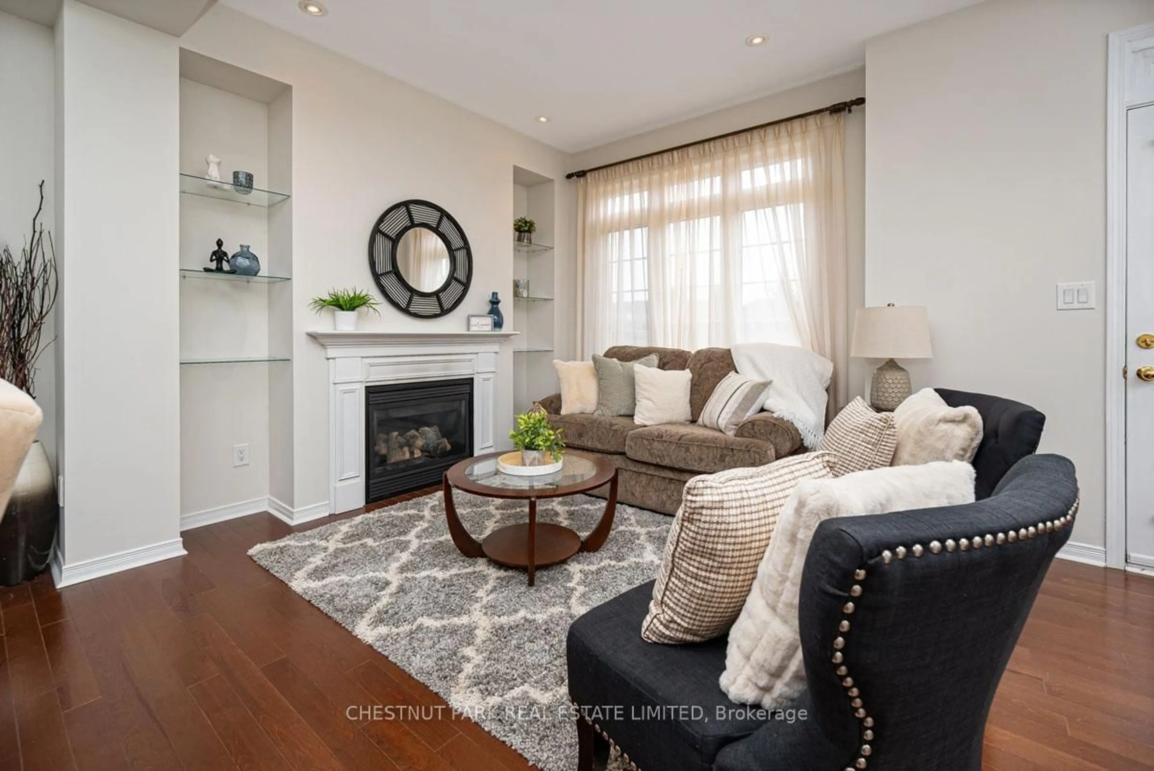 Living room with furniture, wood/laminate floor for 66 Chapman Crt, Aurora Ontario L4G 0E2