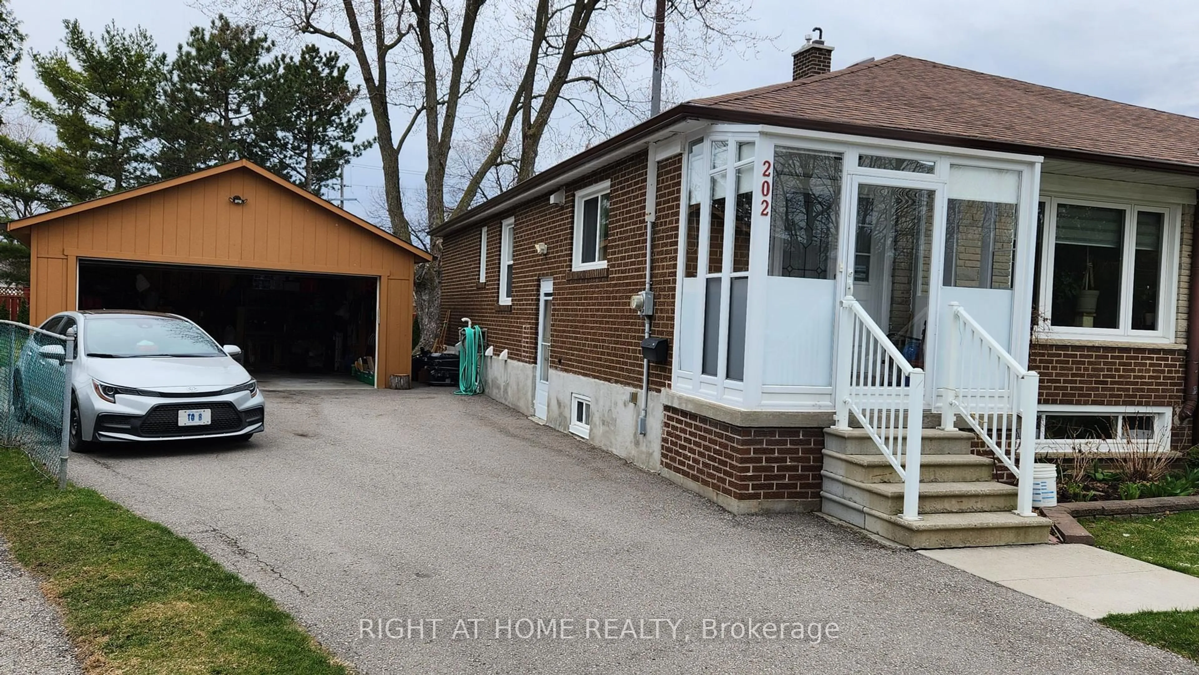 A pic from outside/outdoor area/front of a property/back of a property/a pic from drone, street for 202 Zelda Cres, Richmond Hill Ontario L4C 2Y5