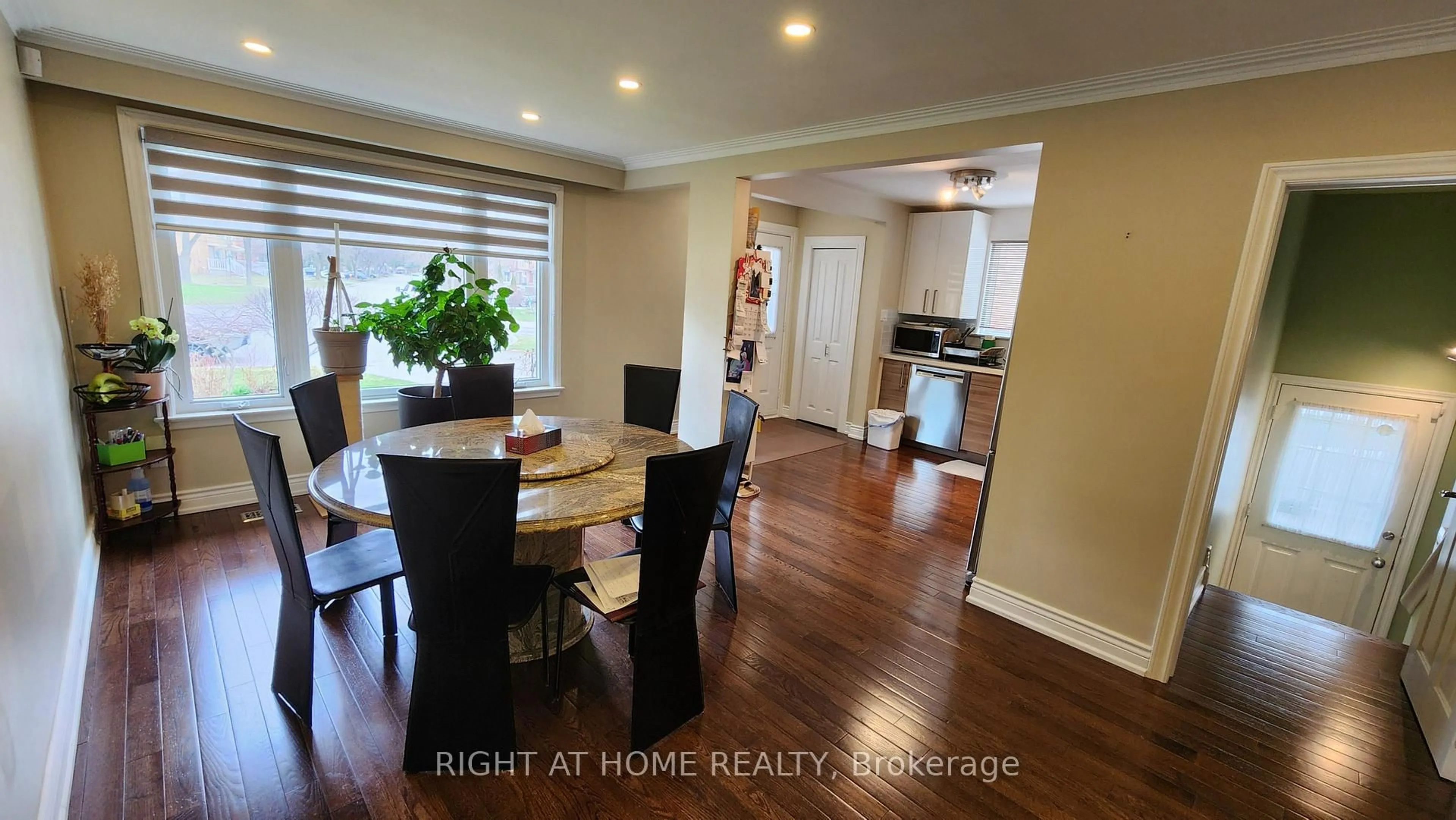 Dining room, wood/laminate floor for 202 Zelda Cres, Richmond Hill Ontario L4C 2Y5