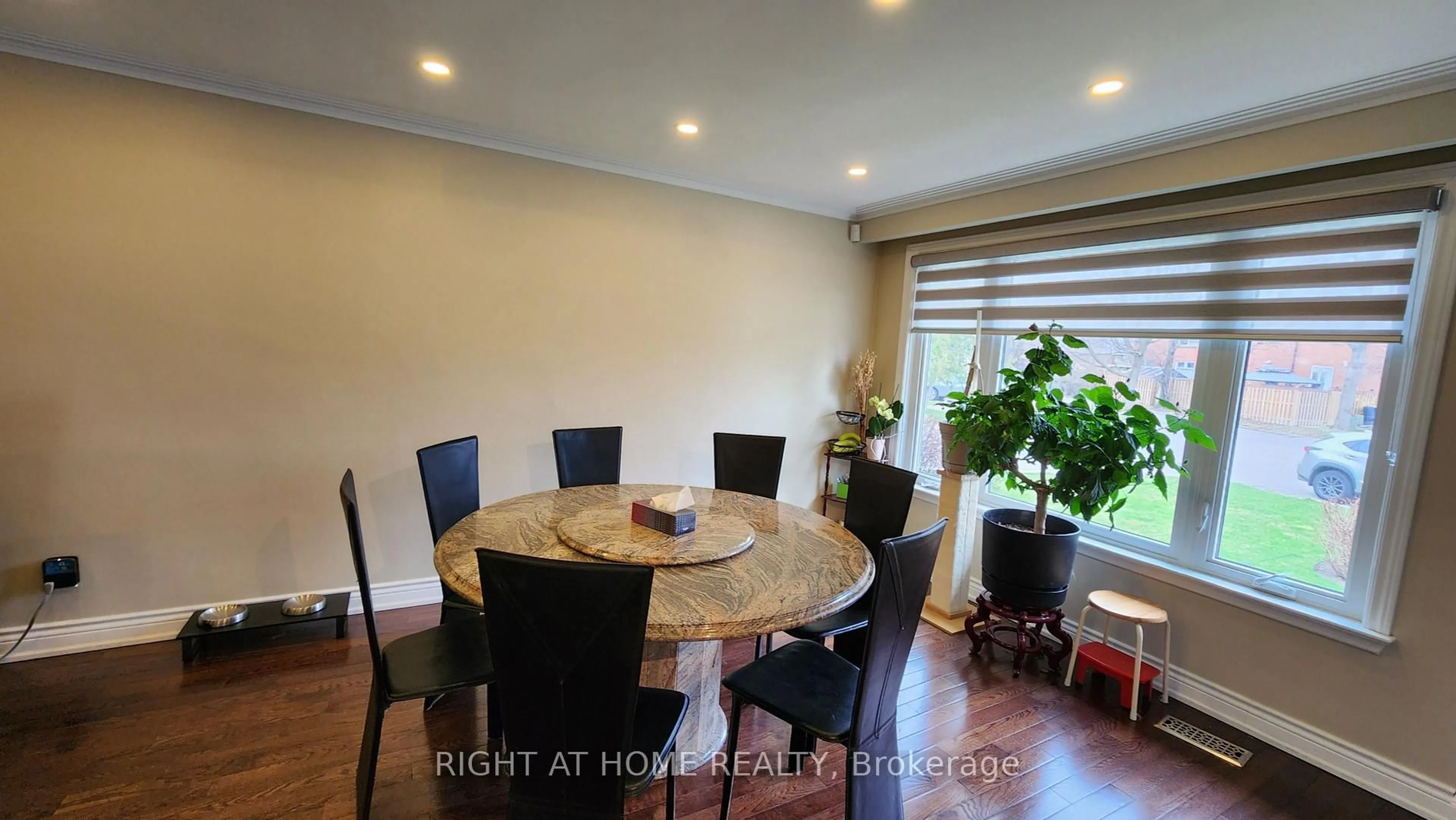 Dining room, wood/laminate floor for 202 Zelda Cres, Richmond Hill Ontario L4C 2Y5