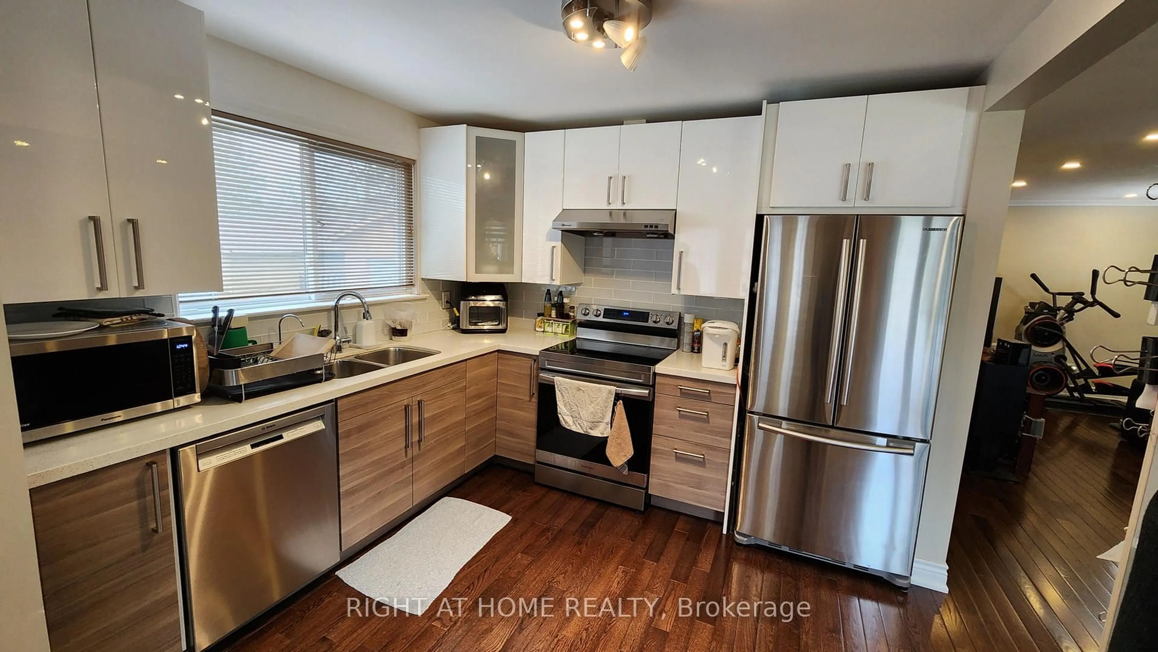Open concept kitchen, wood/laminate floor for 202 Zelda Cres, Richmond Hill Ontario L4C 2Y5