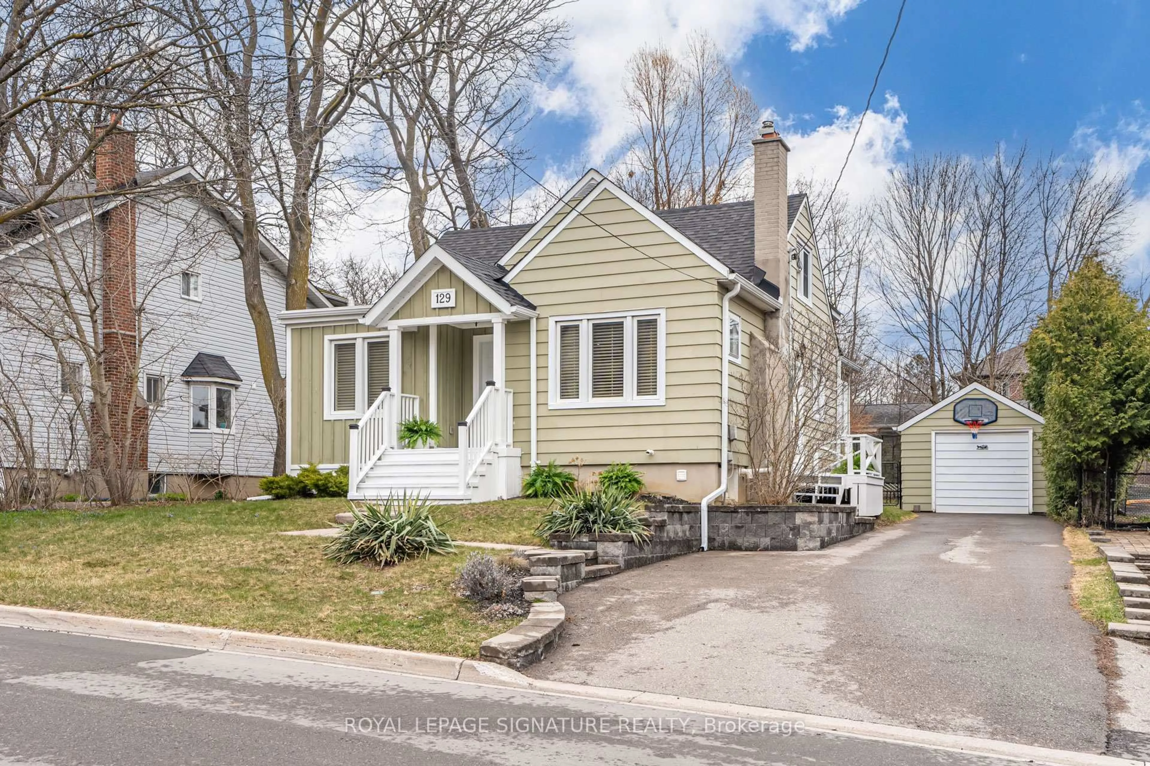 Home with vinyl exterior material, street for 129 Wells St, Aurora Ontario L4G 1T6