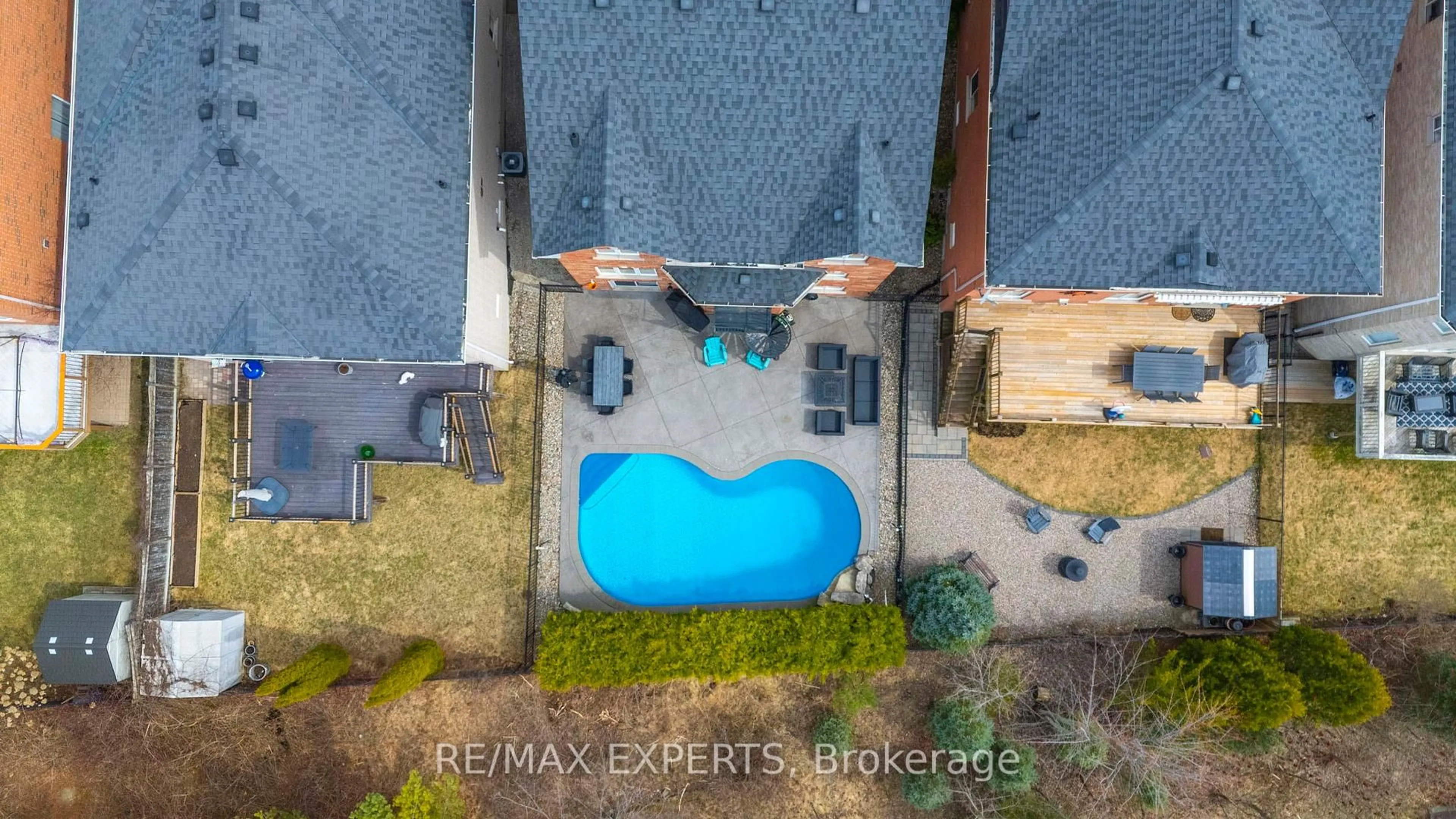 A pic from outside/outdoor area/front of a property/back of a property/a pic from drone, water/lake/river/ocean view for 228 Sawmill Valley Dr, Newmarket Ontario L3X 2W1