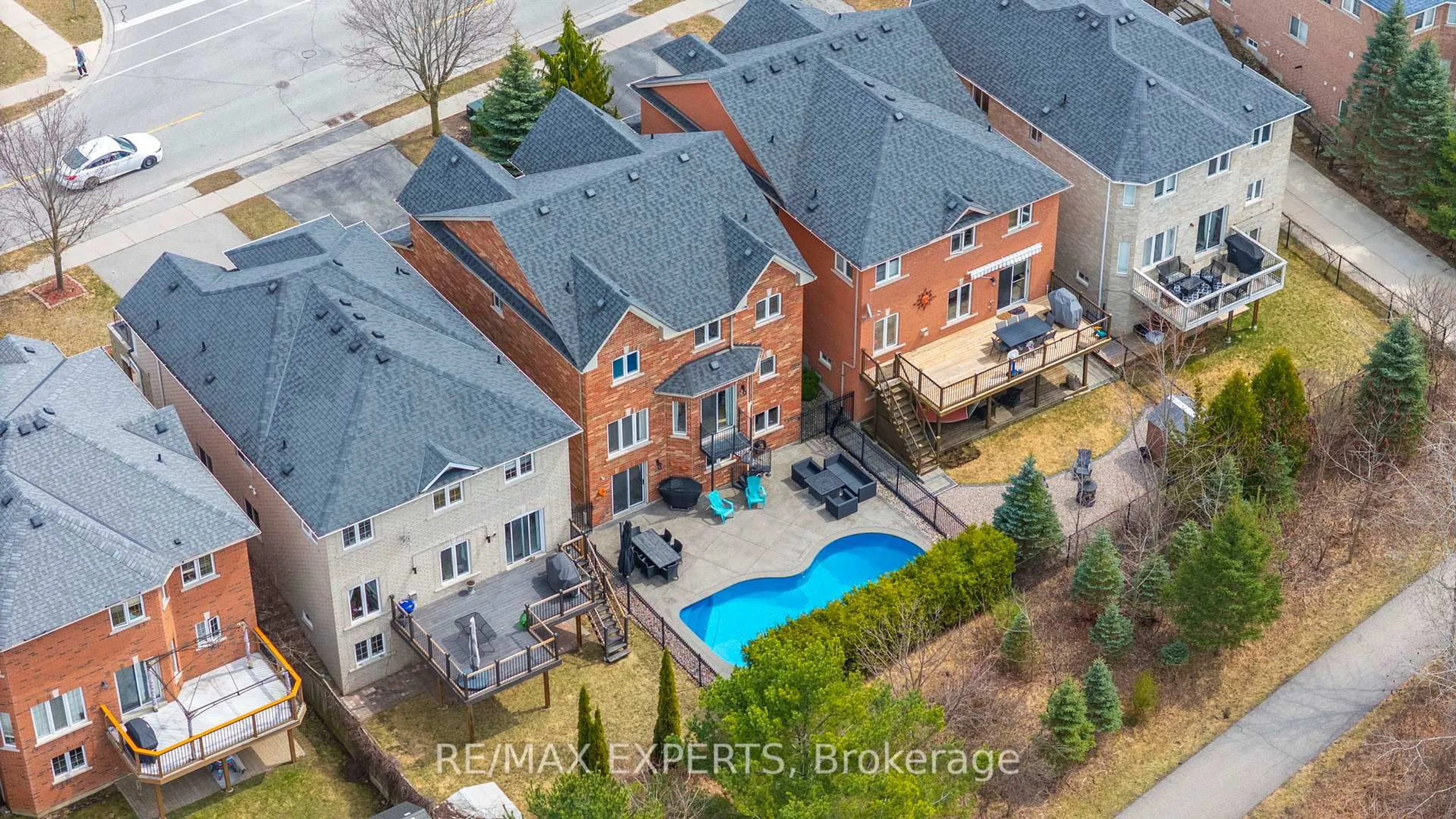 A pic from outside/outdoor area/front of a property/back of a property/a pic from drone, city buildings view from balcony for 228 Sawmill Valley Dr, Newmarket Ontario L3X 2W1