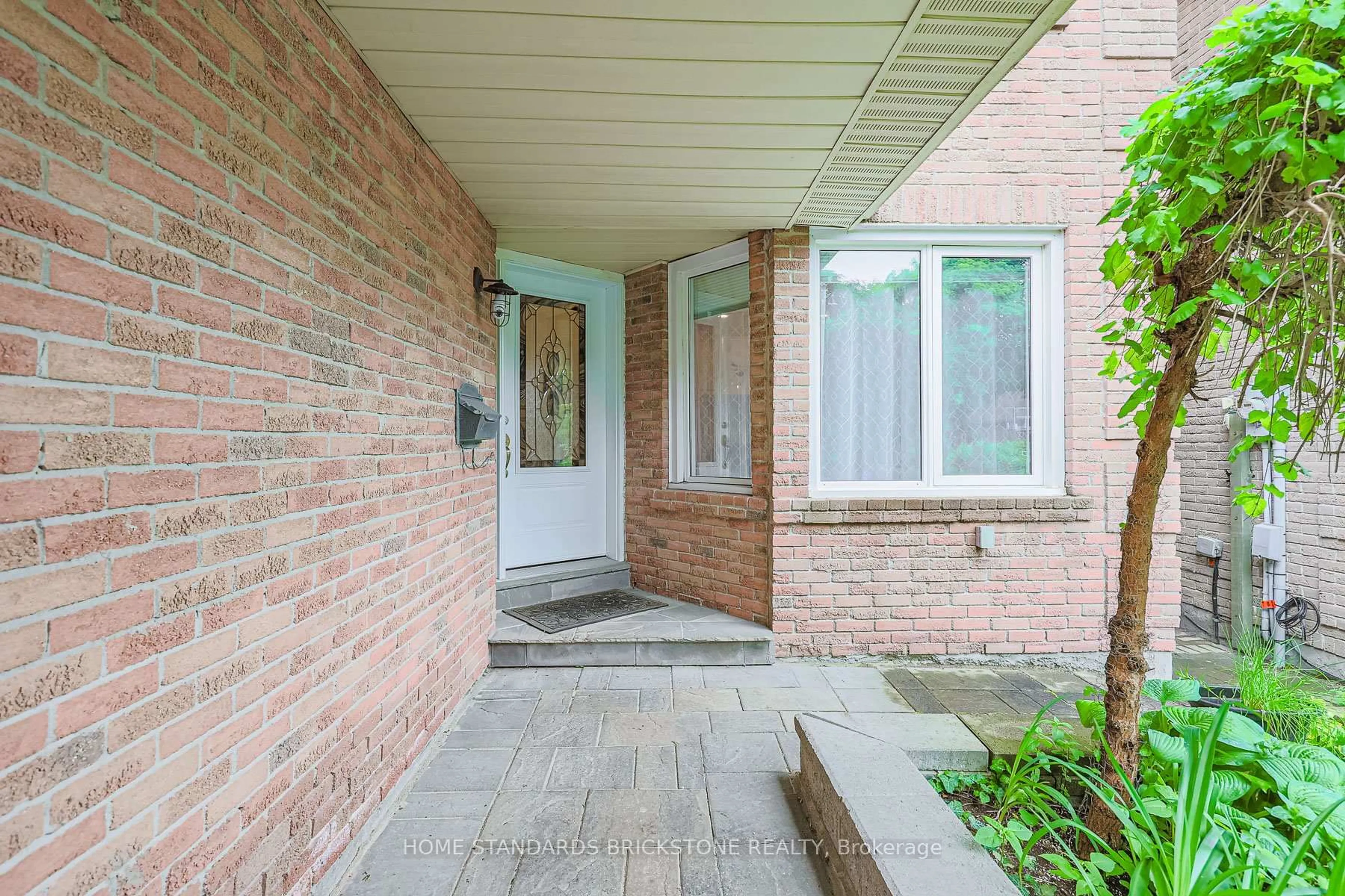 Indoor entryway for 54 Peter Andrew Cres, Vaughan Ontario L4J 2V5