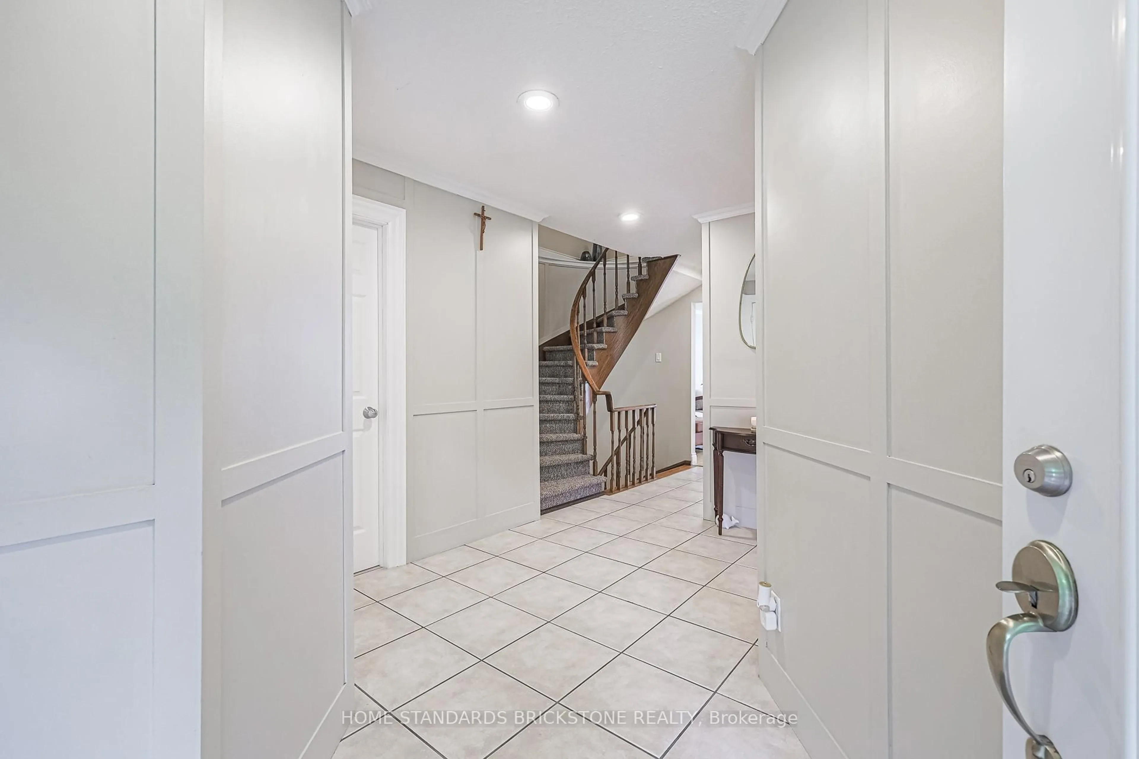 Indoor foyer for 54 Peter Andrew Cres, Vaughan Ontario L4J 2V5