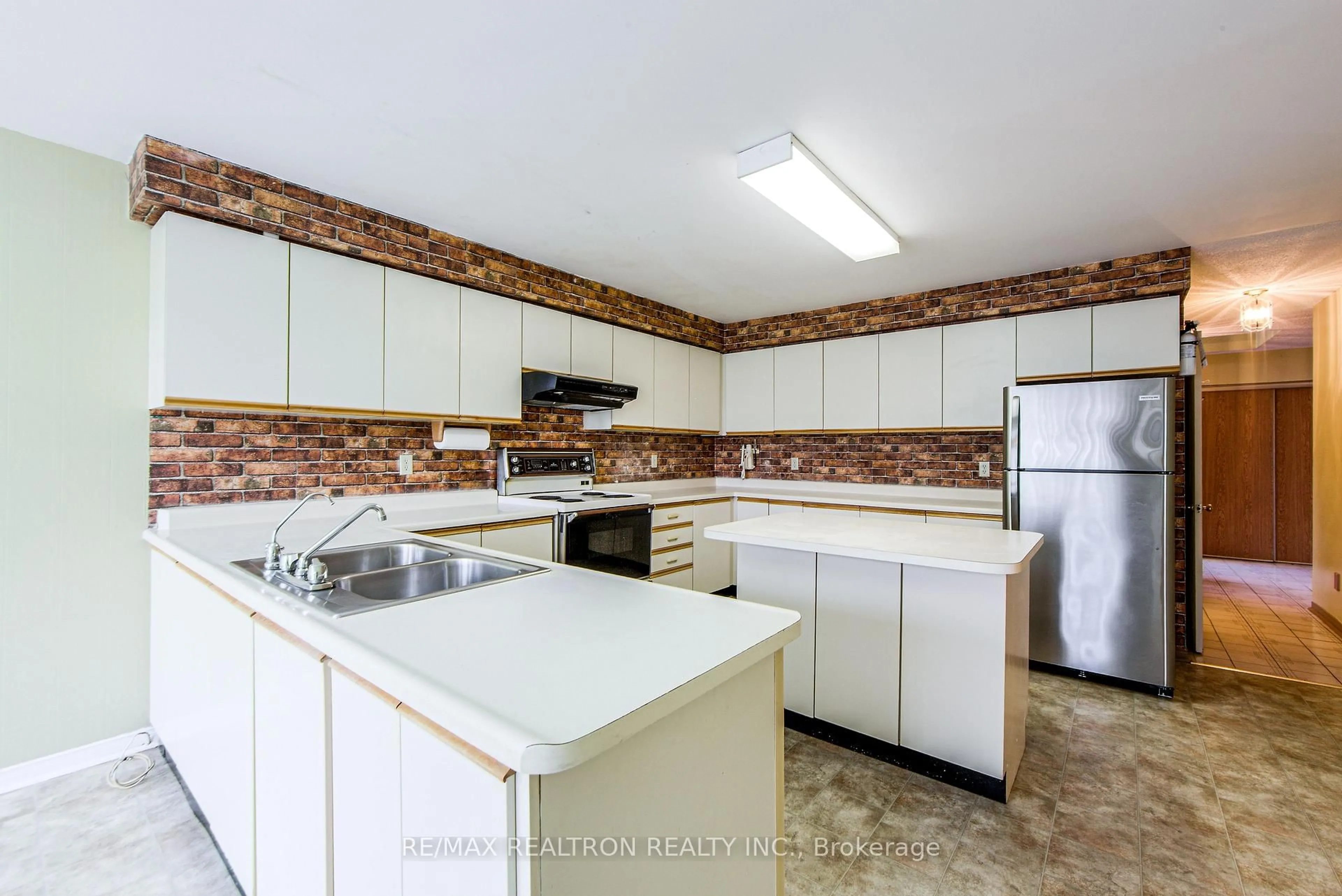 Standard kitchen, ceramic/tile floor for 107 Brownridge Dr, Vaughan Ontario L4J 7B5