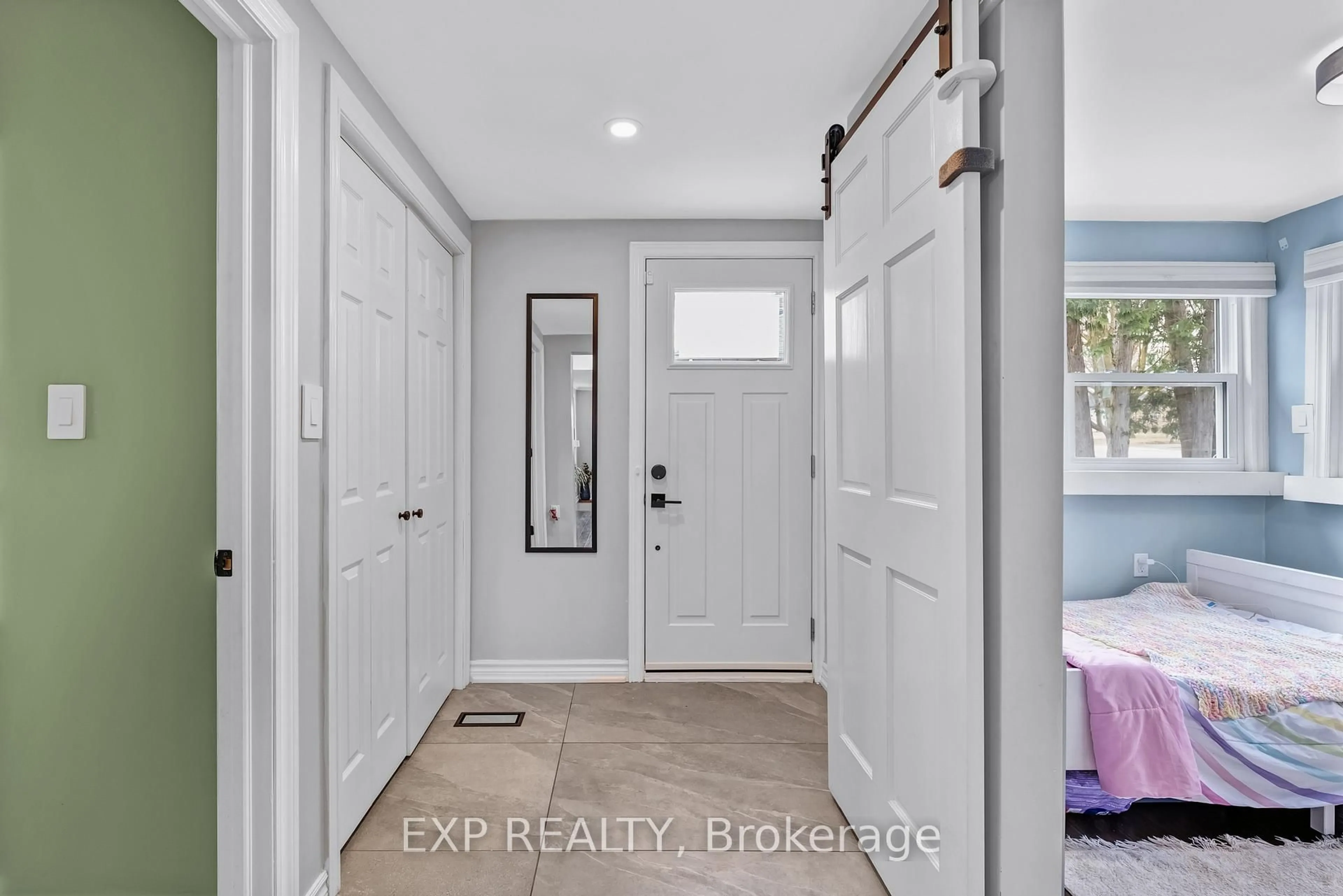 Indoor entryway for 93 Lundy's Lane, Newmarket Ontario L3Y 3R9