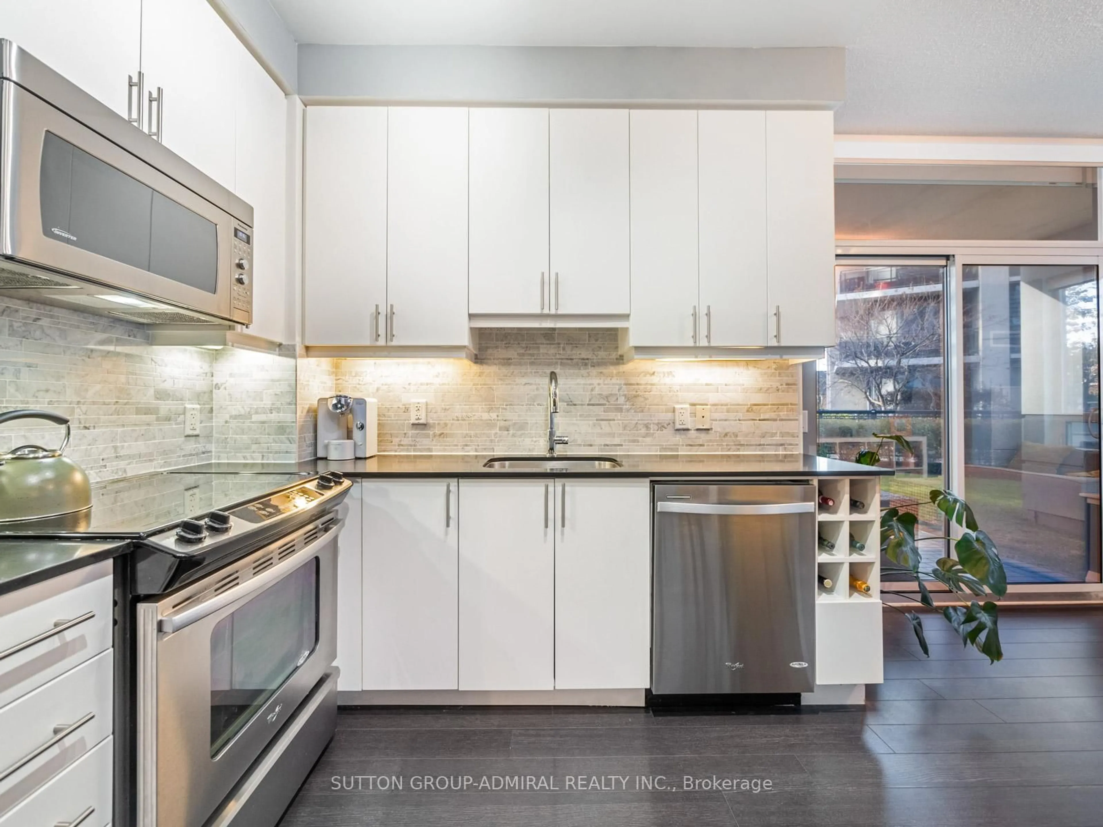 Open concept kitchen, ceramic/tile floor for 85 North Park Rd #114, Vaughan Ontario L4J 0H9