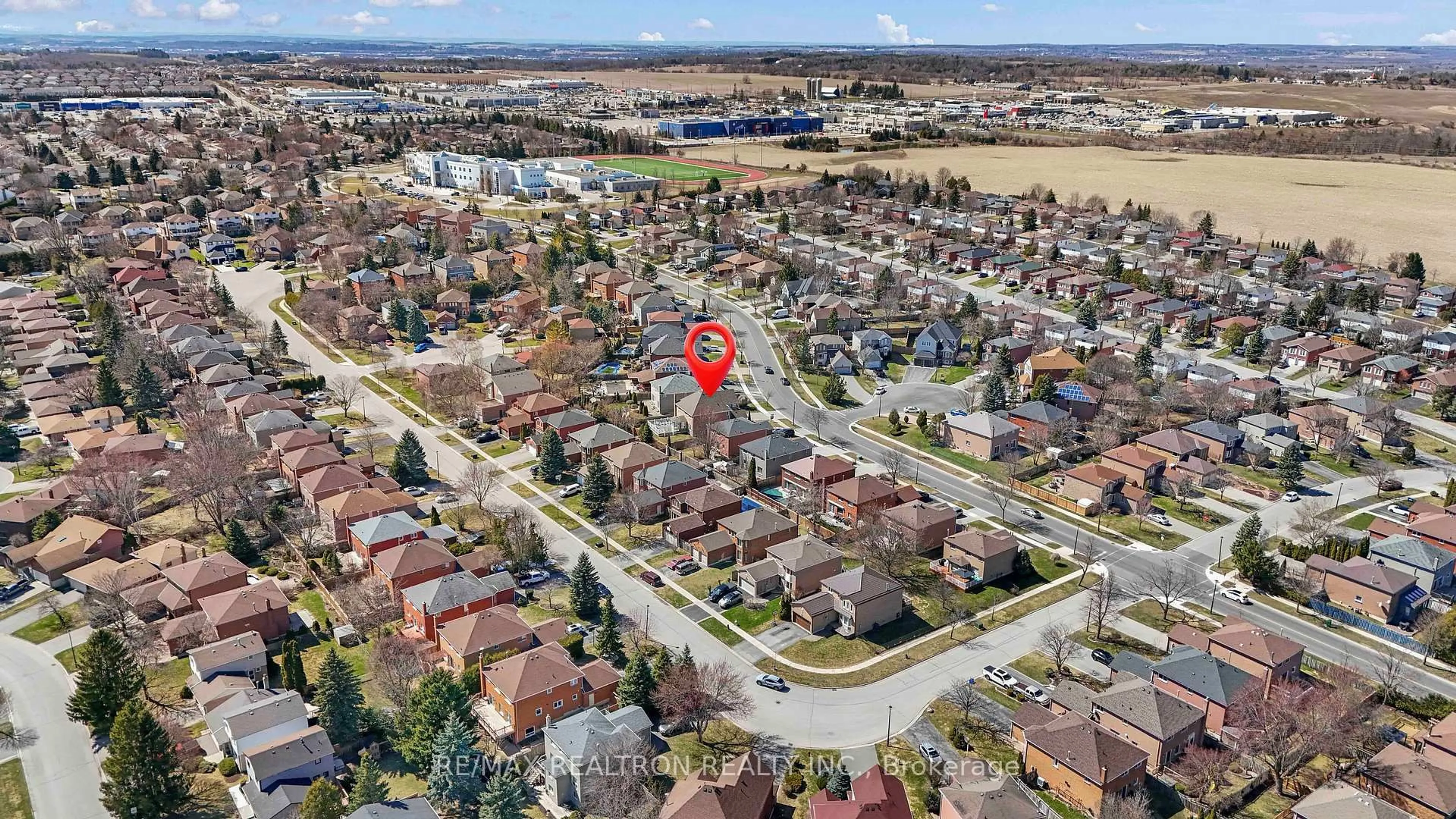 A pic from outside/outdoor area/front of a property/back of a property/a pic from drone, street for 238 Bristol Rd, Newmarket Ontario L3Y 7X6