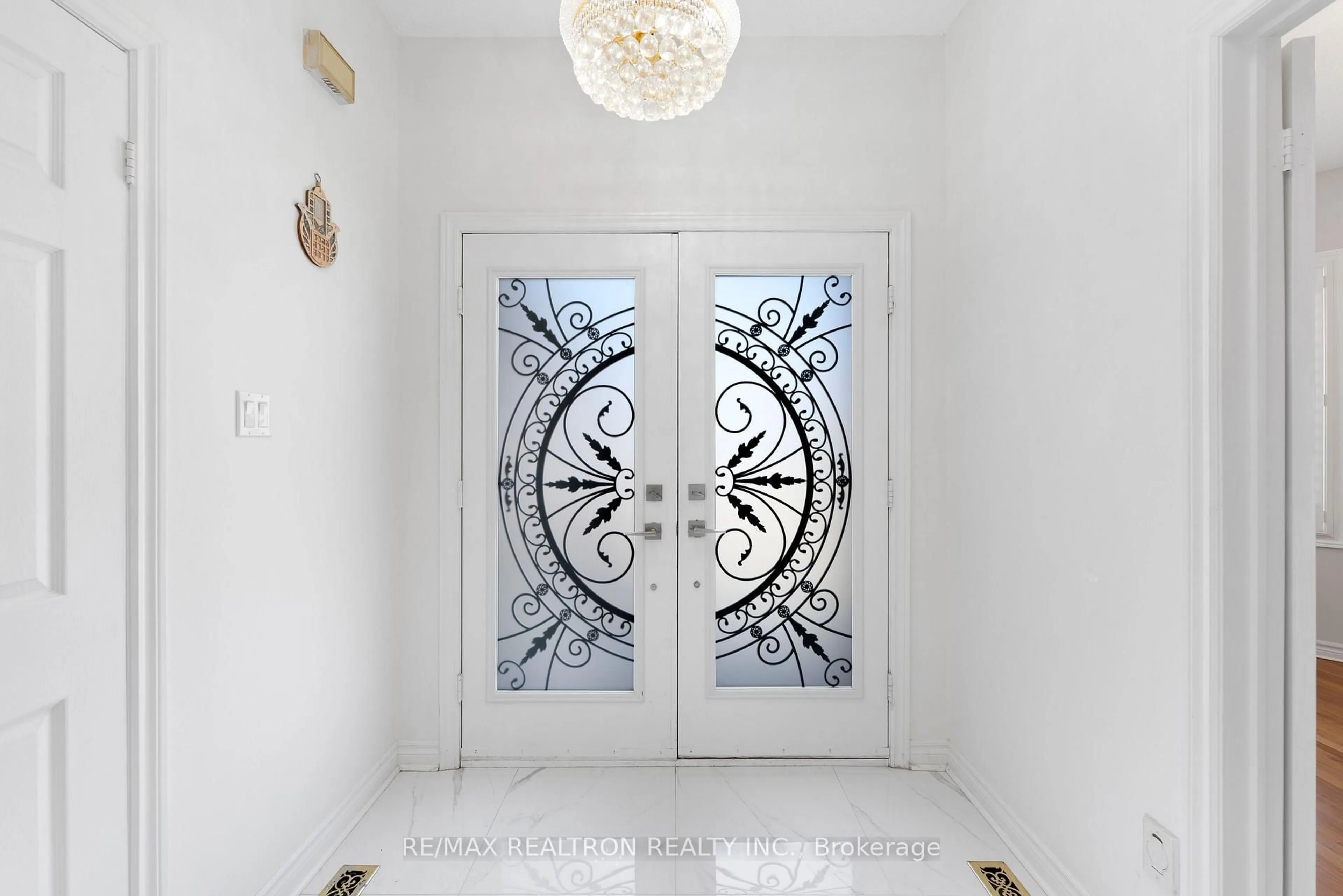 Indoor entryway for 238 Bristol Rd, Newmarket Ontario L3Y 7X6
