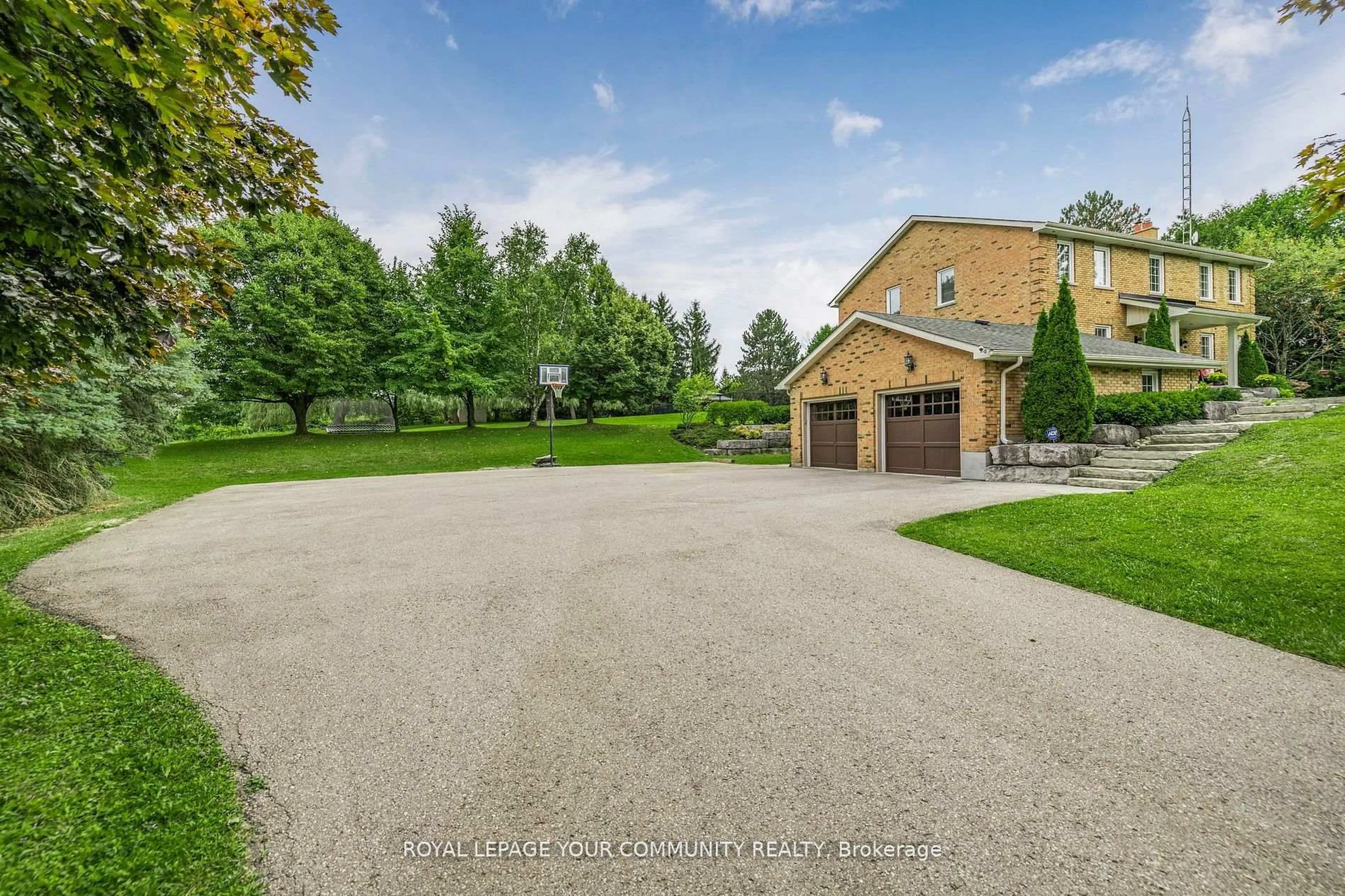 A pic from outside/outdoor area/front of a property/back of a property/a pic from drone, street for 1189 Kingdale Rd, Newmarket Ontario L3Y 4W1