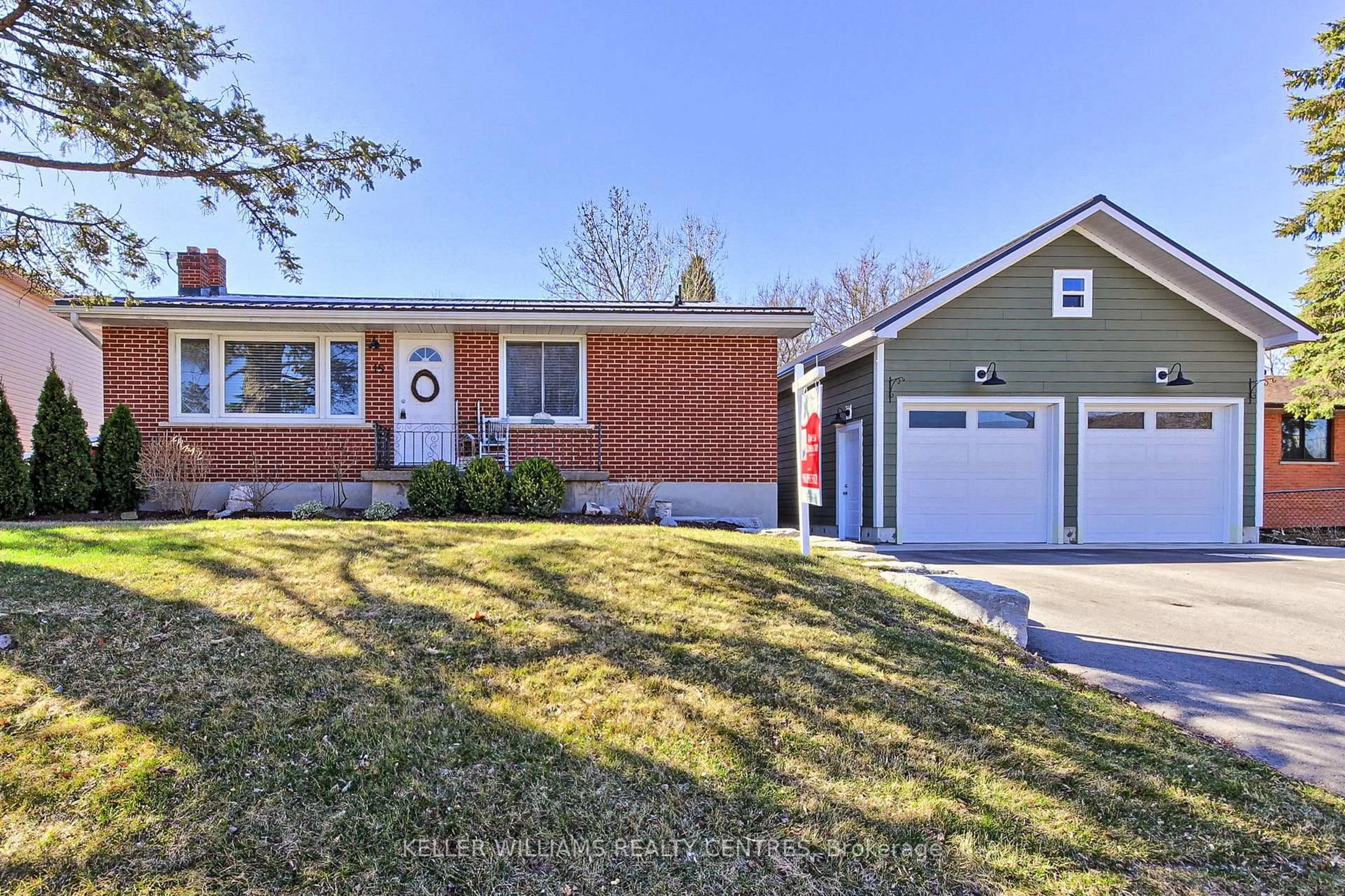 Home with brick exterior material, street for 15 Thompson Dr, East Gwillimbury Ontario L9N 1L8