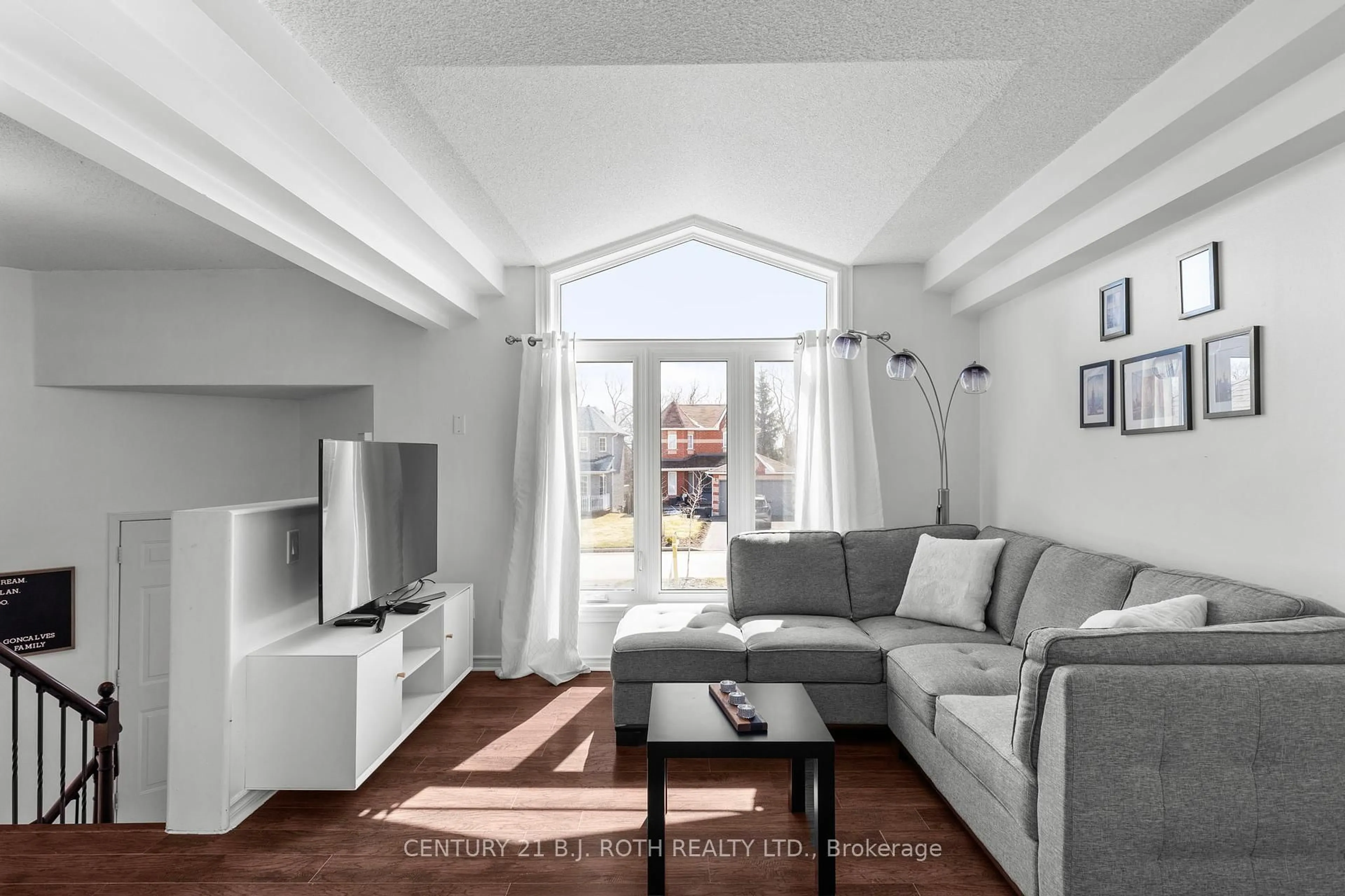 Living room with furniture, unknown for 1280 Forest St, Innisfil Ontario L9S 1Z6