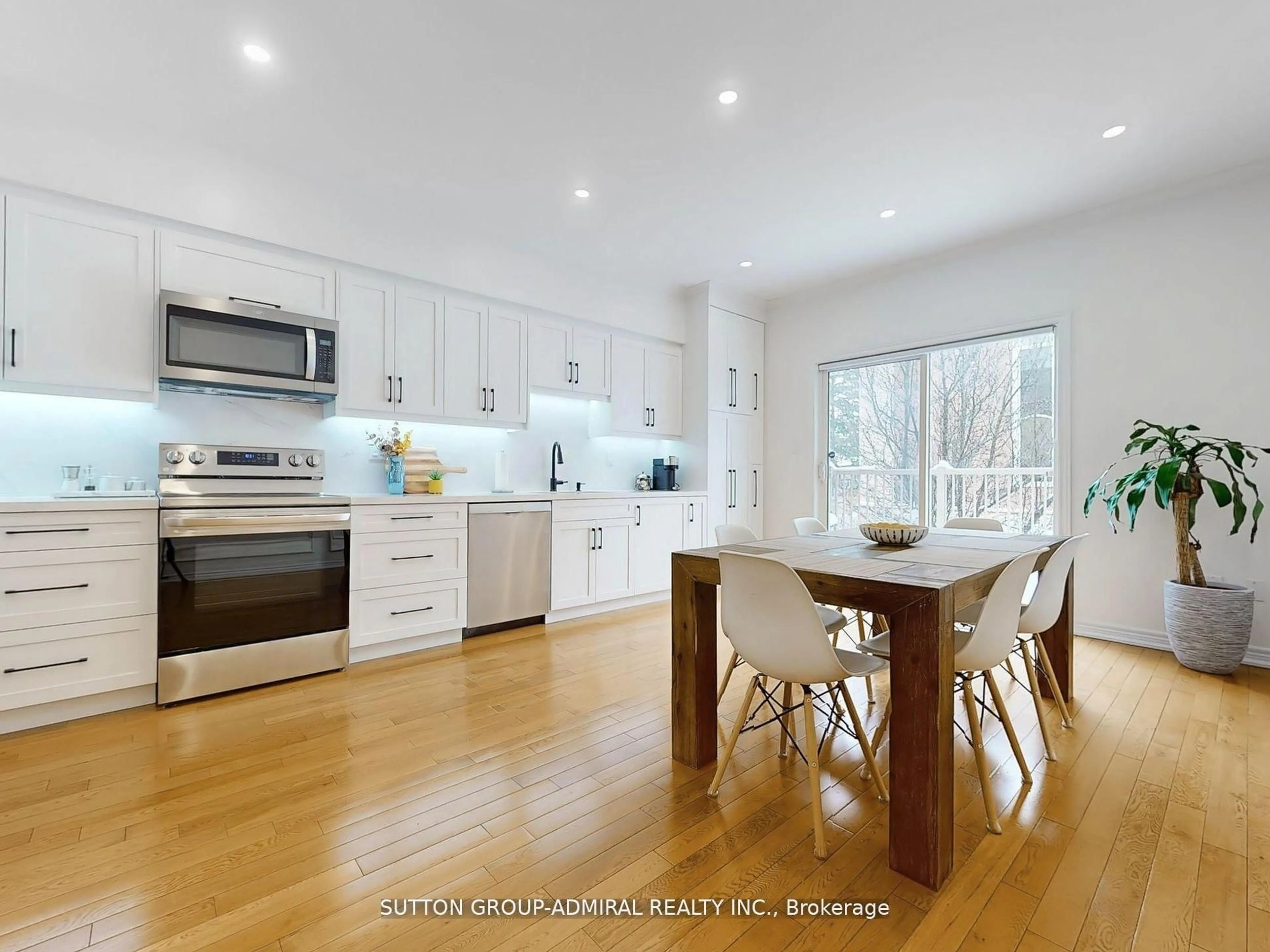 Open concept kitchen, wood/laminate floor for 9241 Bathurst St #5, Richmond Hill Ontario L4C 6C2