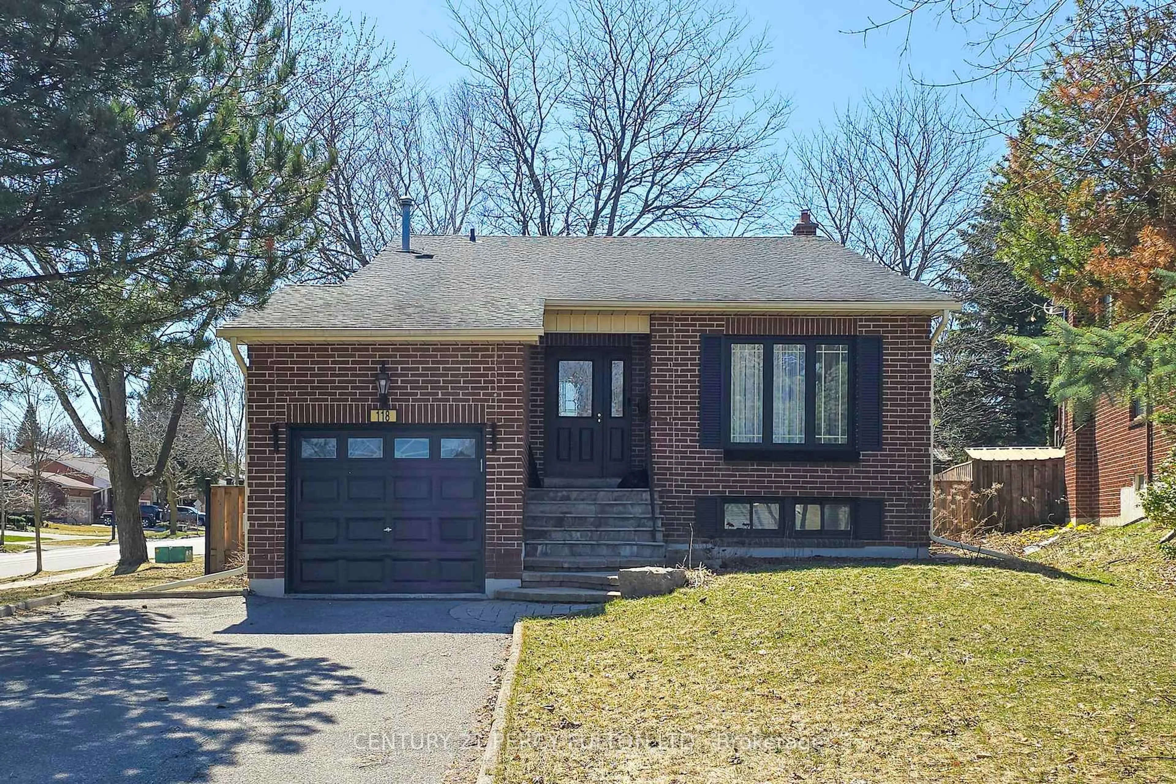 Home with brick exterior material, street for 118 London Rd, Newmarket Ontario L3Y 6A7