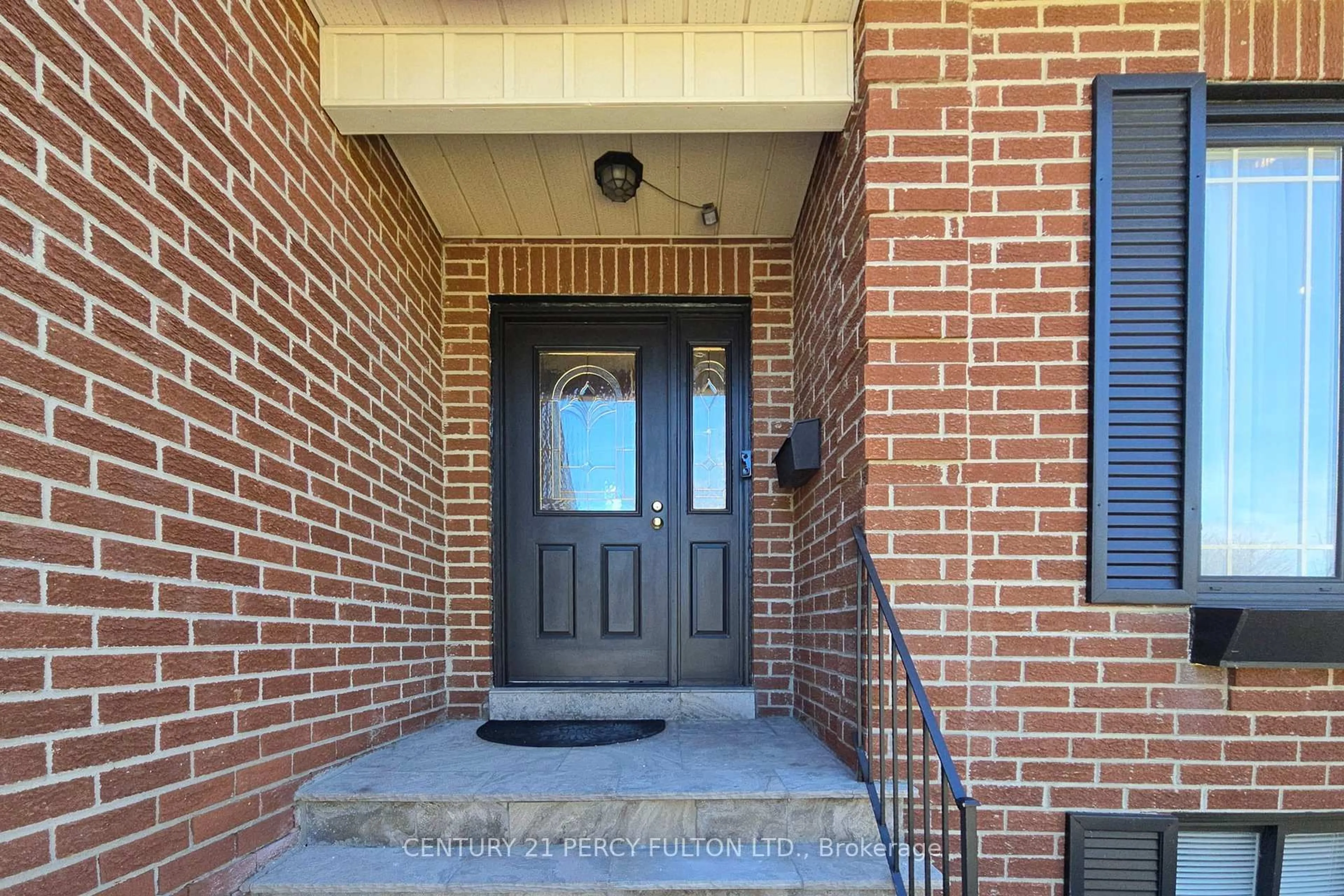 Indoor entryway for 118 London Rd, Newmarket Ontario L3Y 6A7