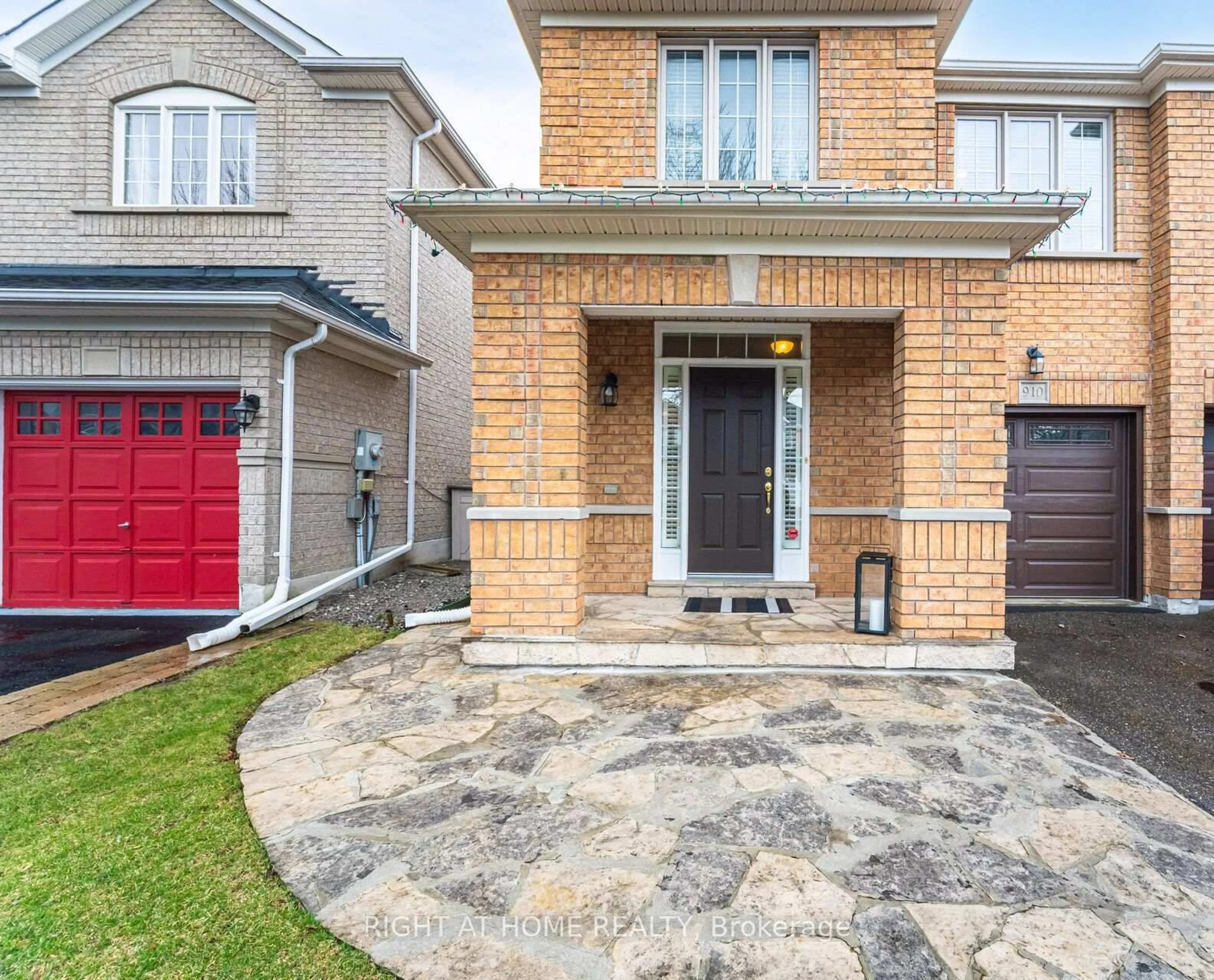 Home with brick exterior material, street for 910 Oaktree Cres, Newmarket Ontario L3X 2Z1
