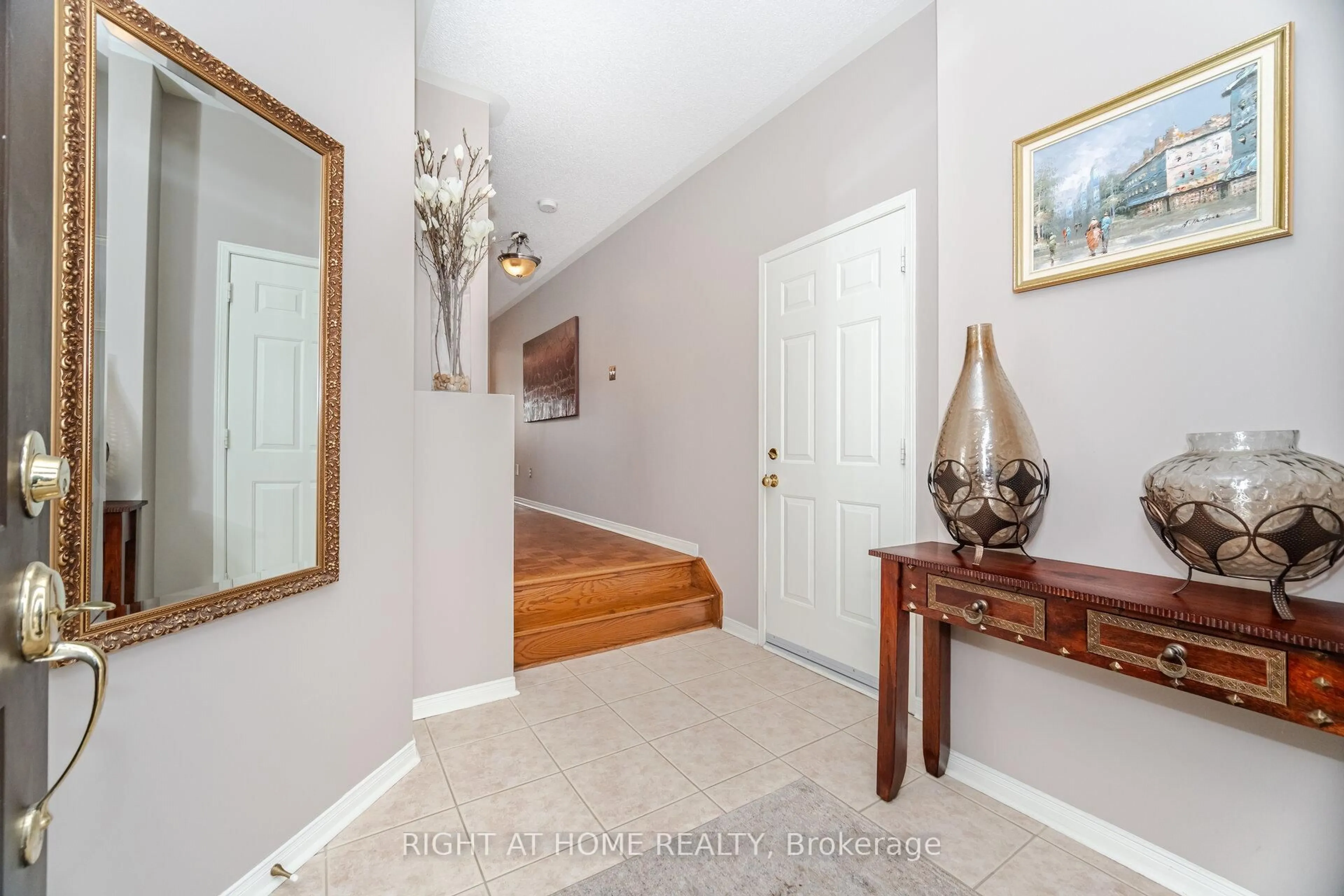 Indoor entryway for 910 Oaktree Cres, Newmarket Ontario L3X 2Z1