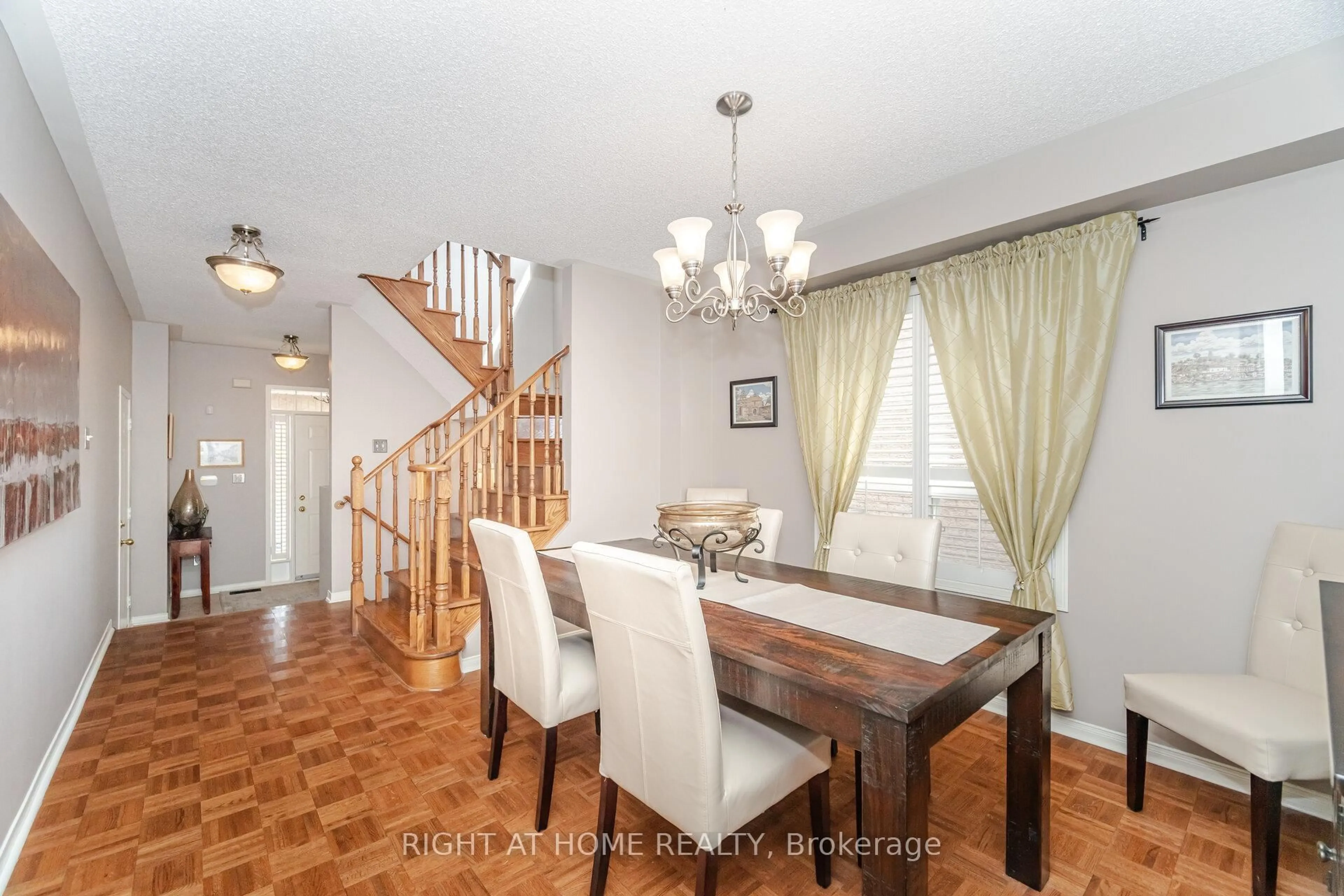 Dining room, wood/laminate floor for 910 Oaktree Cres, Newmarket Ontario L3X 2Z1