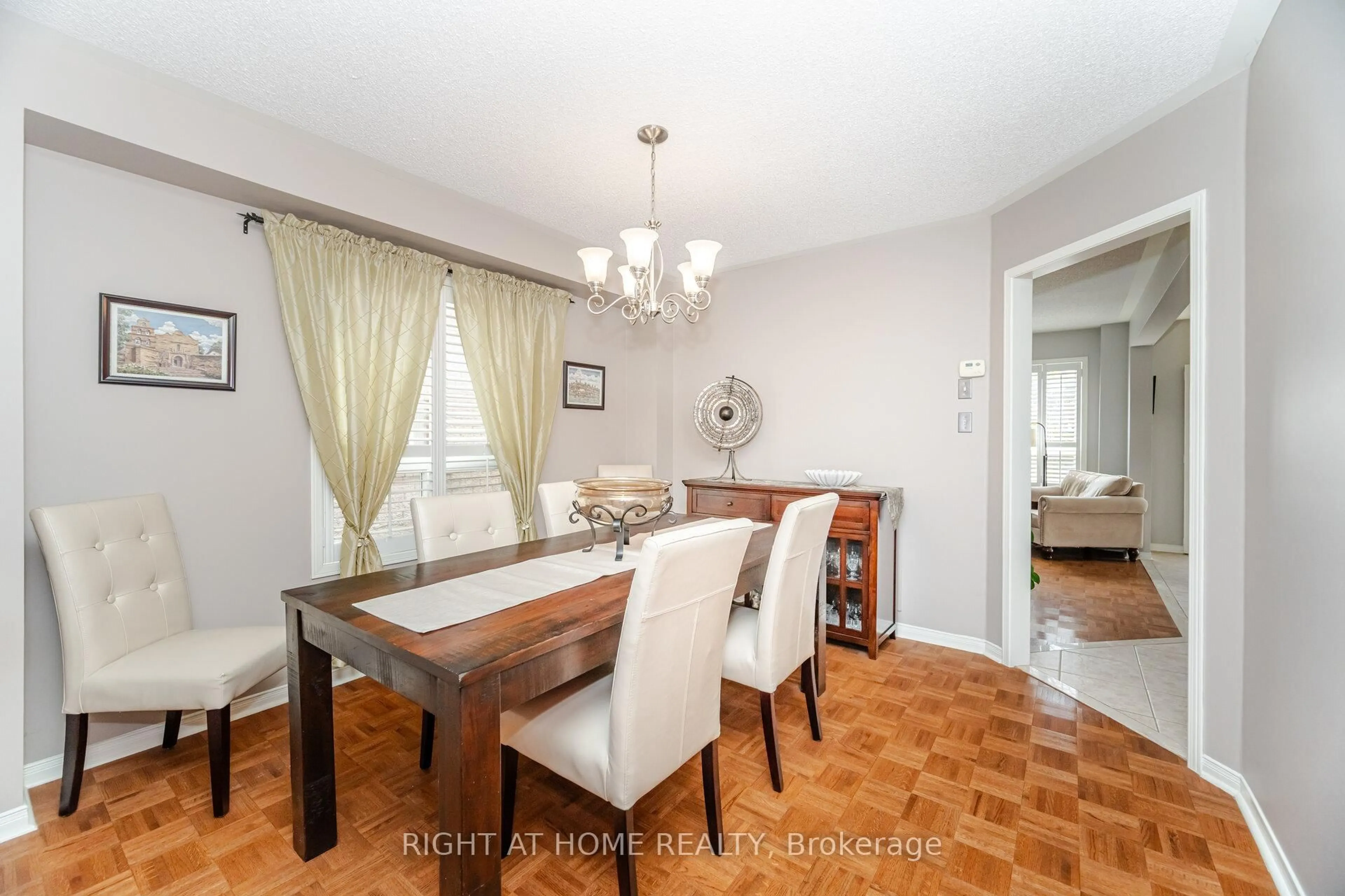 Dining room, unknown for 910 Oaktree Cres, Newmarket Ontario L3X 2Z1