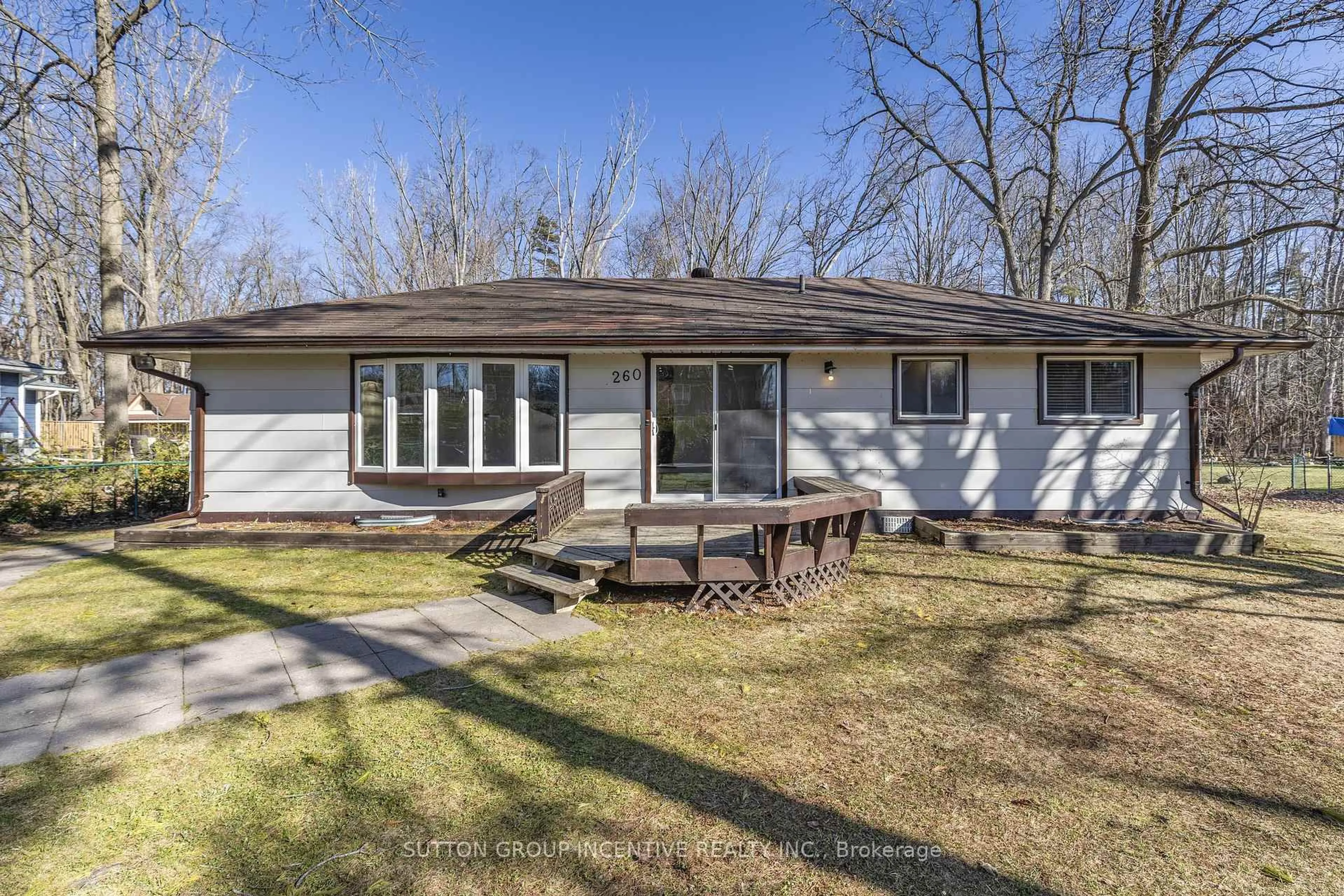 Home with vinyl exterior material, unknown for 260 Edith Dr, Innisfil Ontario L9S 2L7