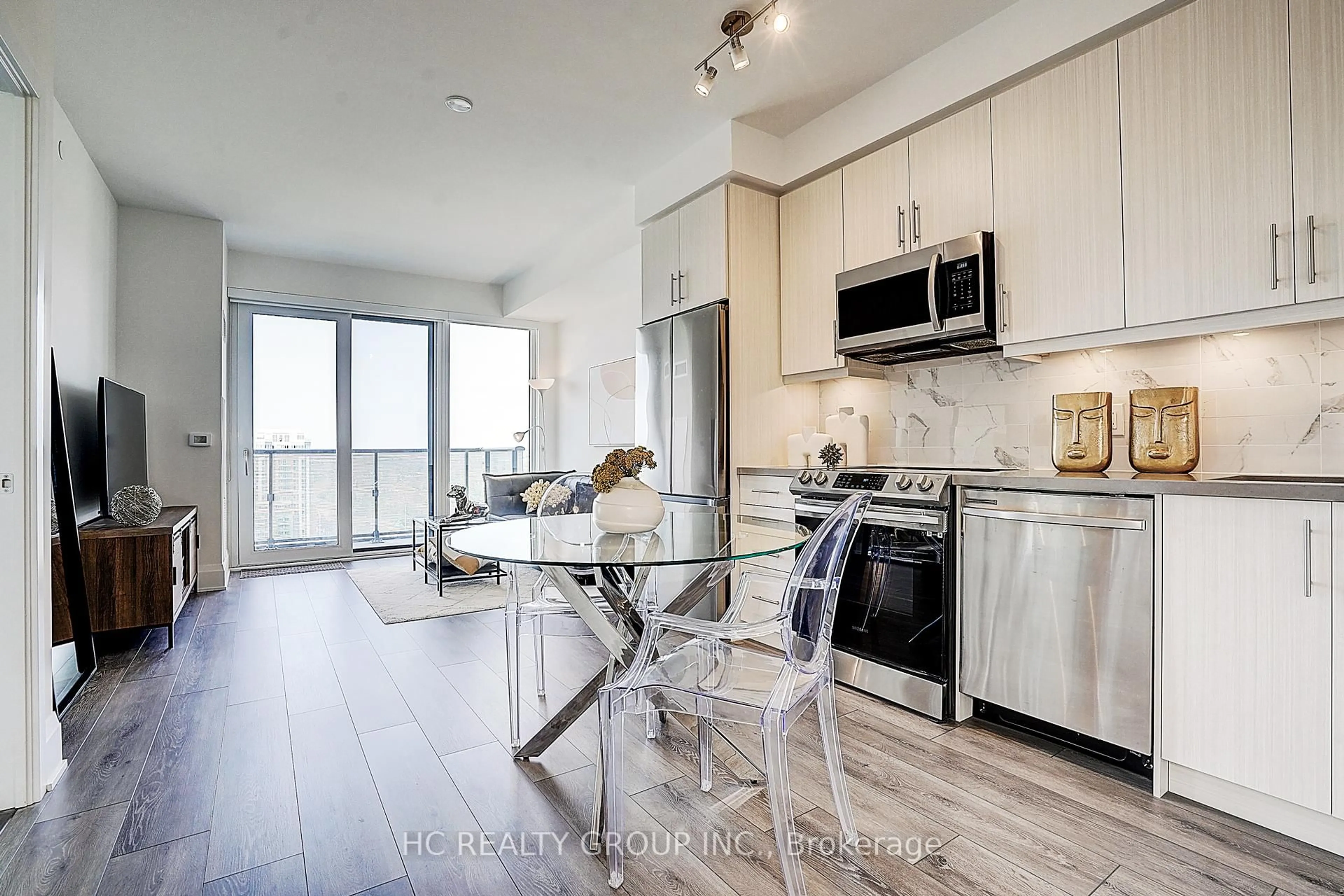Open concept kitchen, wood/laminate floor for 95 Oneida Cres #1612, Richmond Hill Ontario L4B 0B1