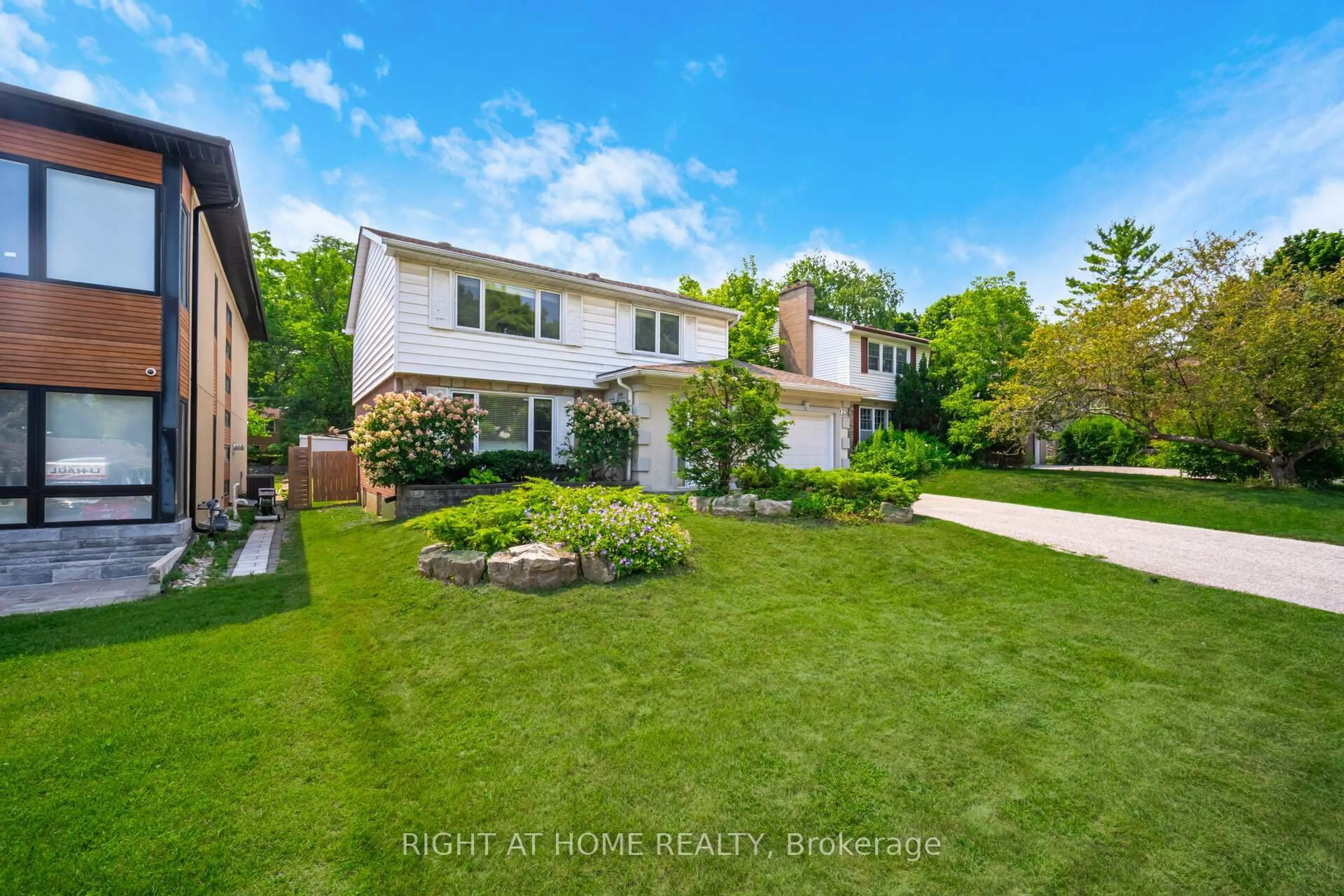 A pic from outside/outdoor area/front of a property/back of a property/a pic from drone, street for 125 Woodward Ave, Markham Ontario L3T 1G1