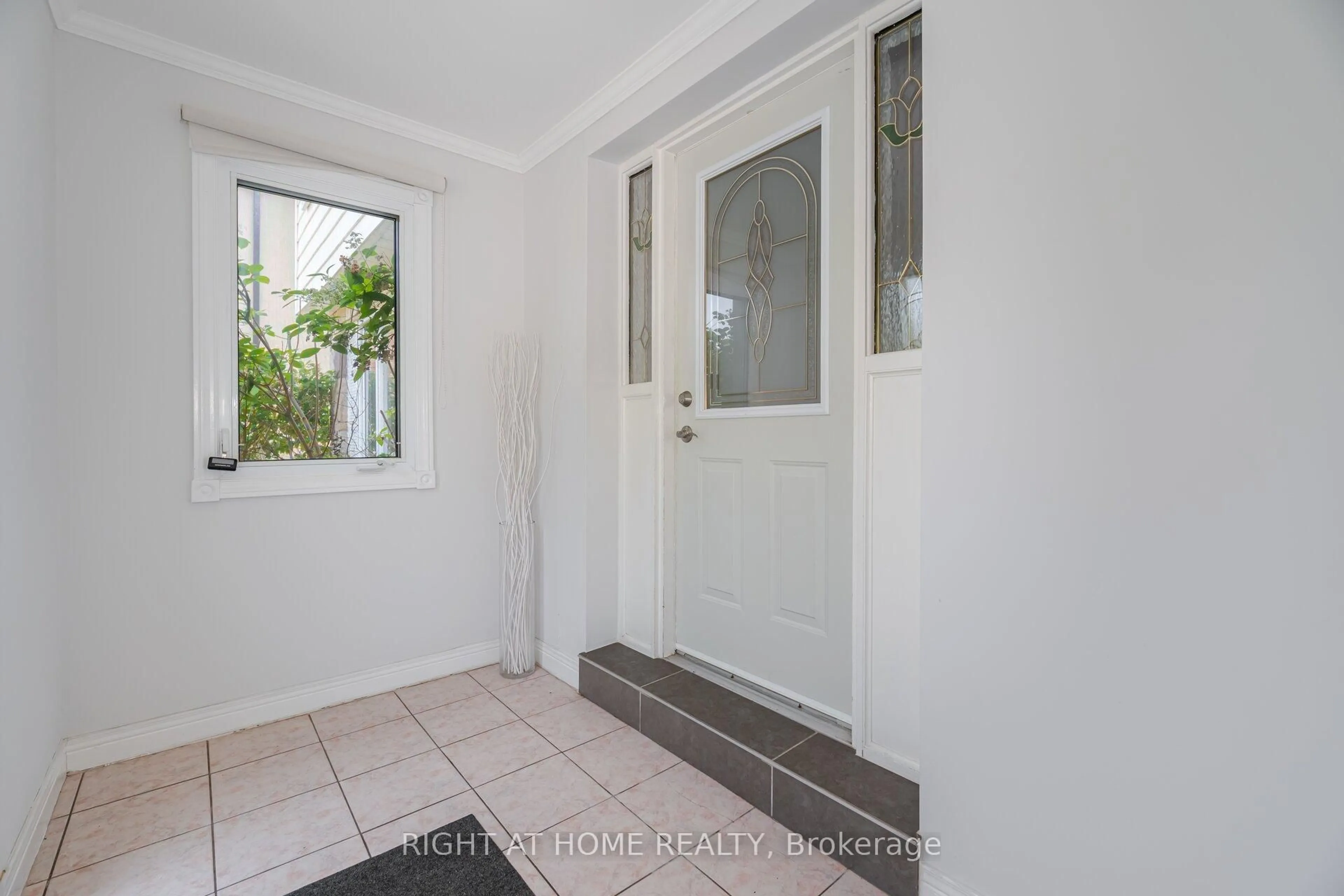 Indoor entryway for 125 Woodward Ave, Markham Ontario L3T 1G1