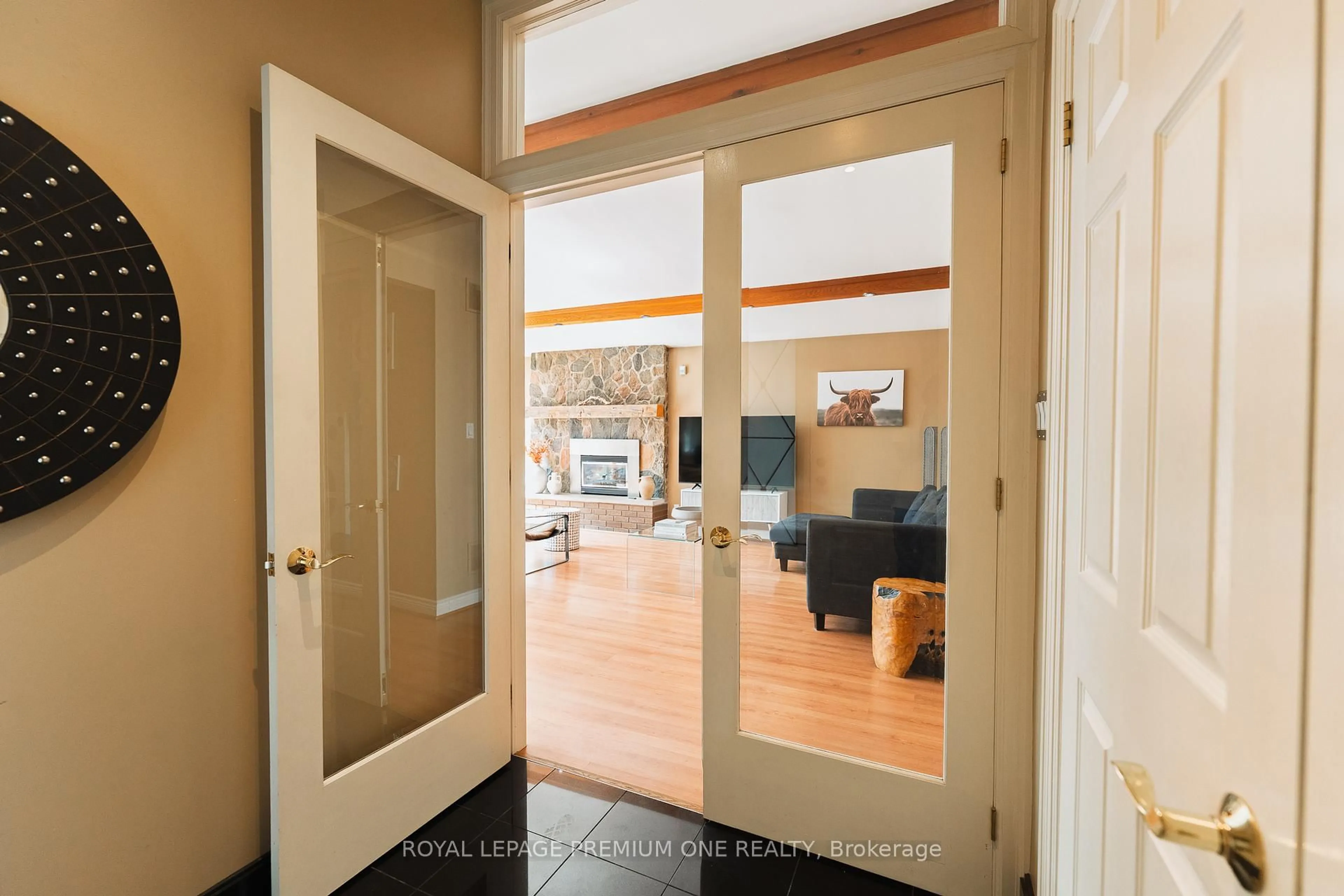 Indoor entryway for 135 Patricia Dr, King Ontario L7B 1H3