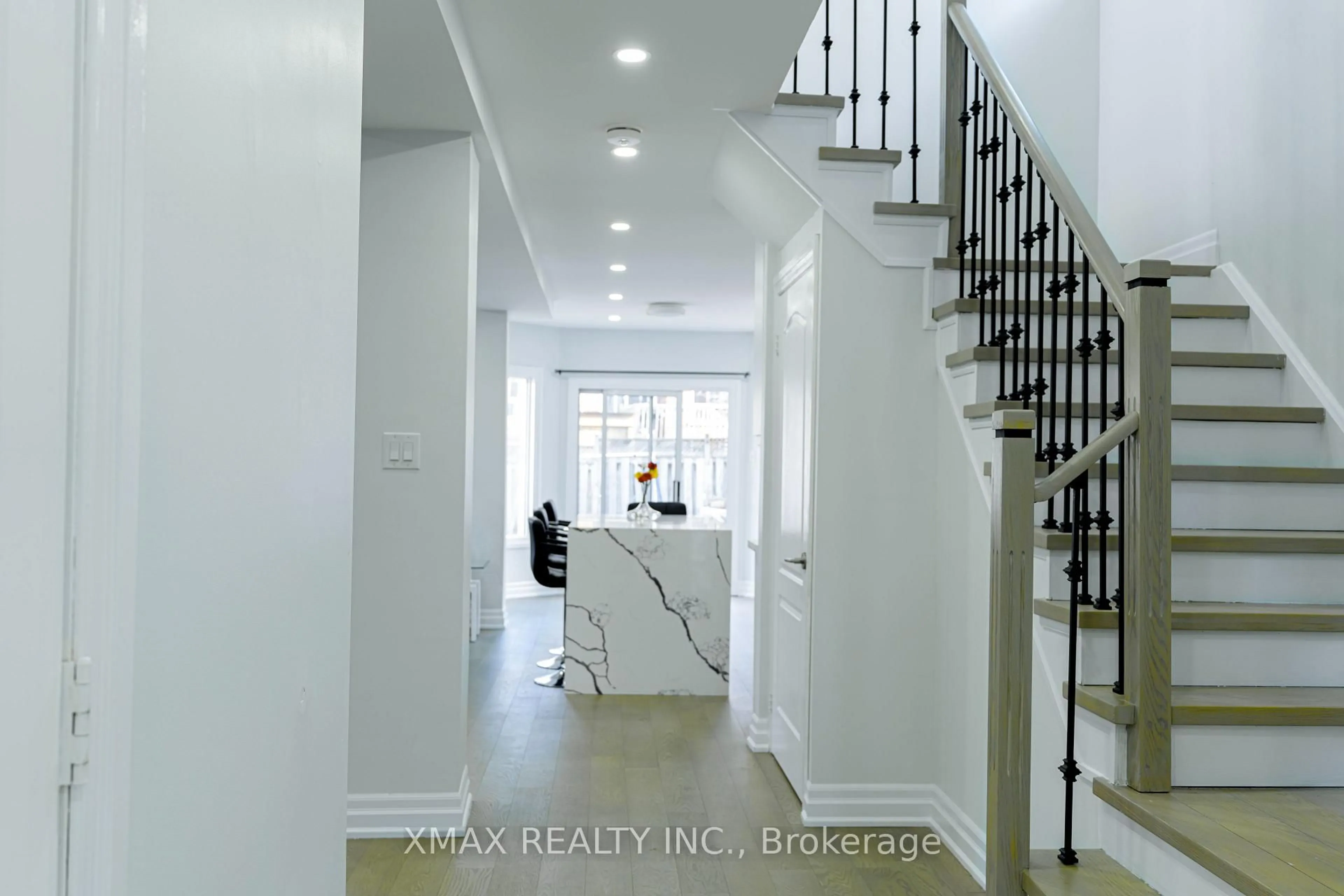 Indoor entryway for 376 Rushbrook Dr, Newmarket Ontario L3X 2B8