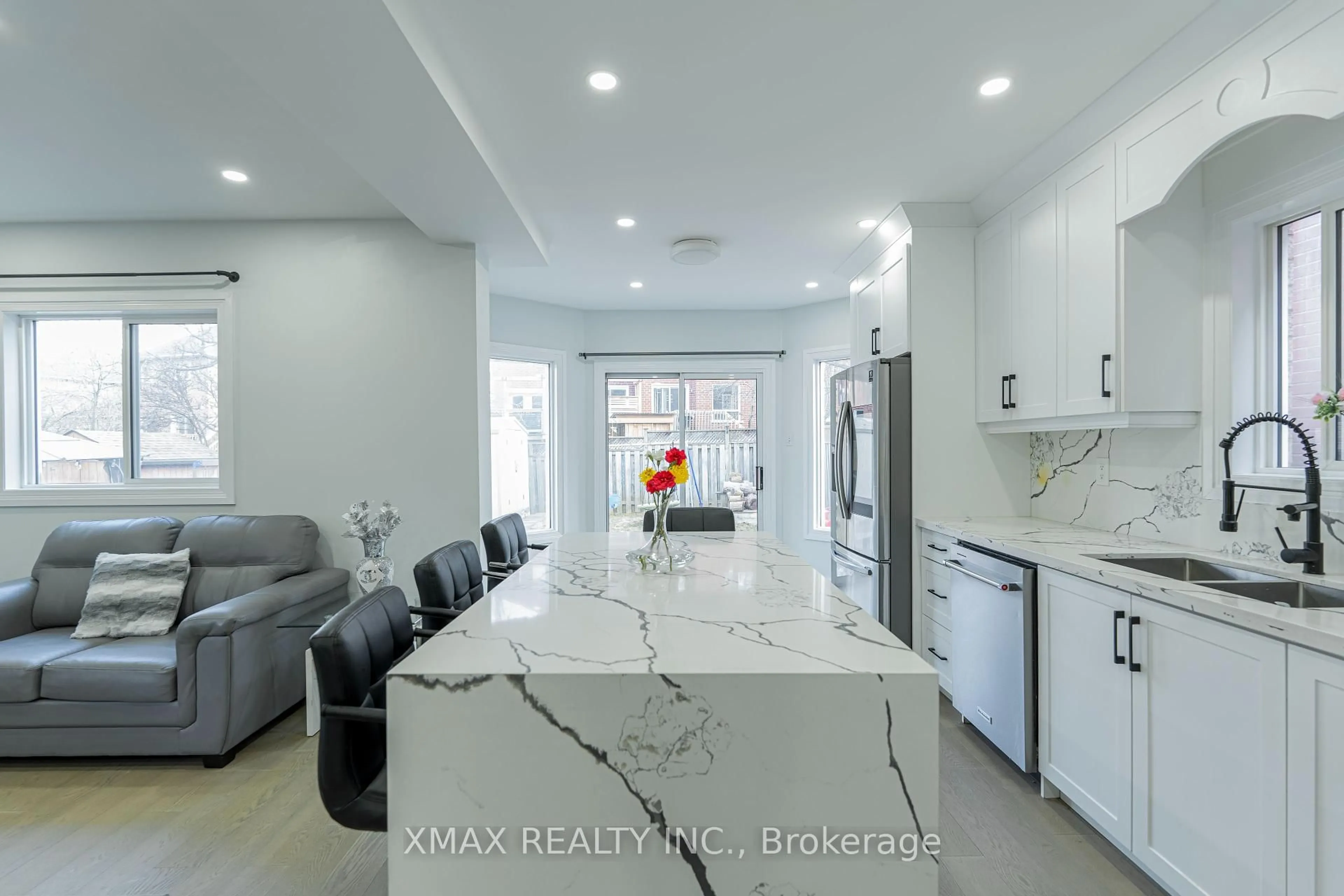 Open concept kitchen, ceramic/tile floor for 376 Rushbrook Dr, Newmarket Ontario L3X 2B8