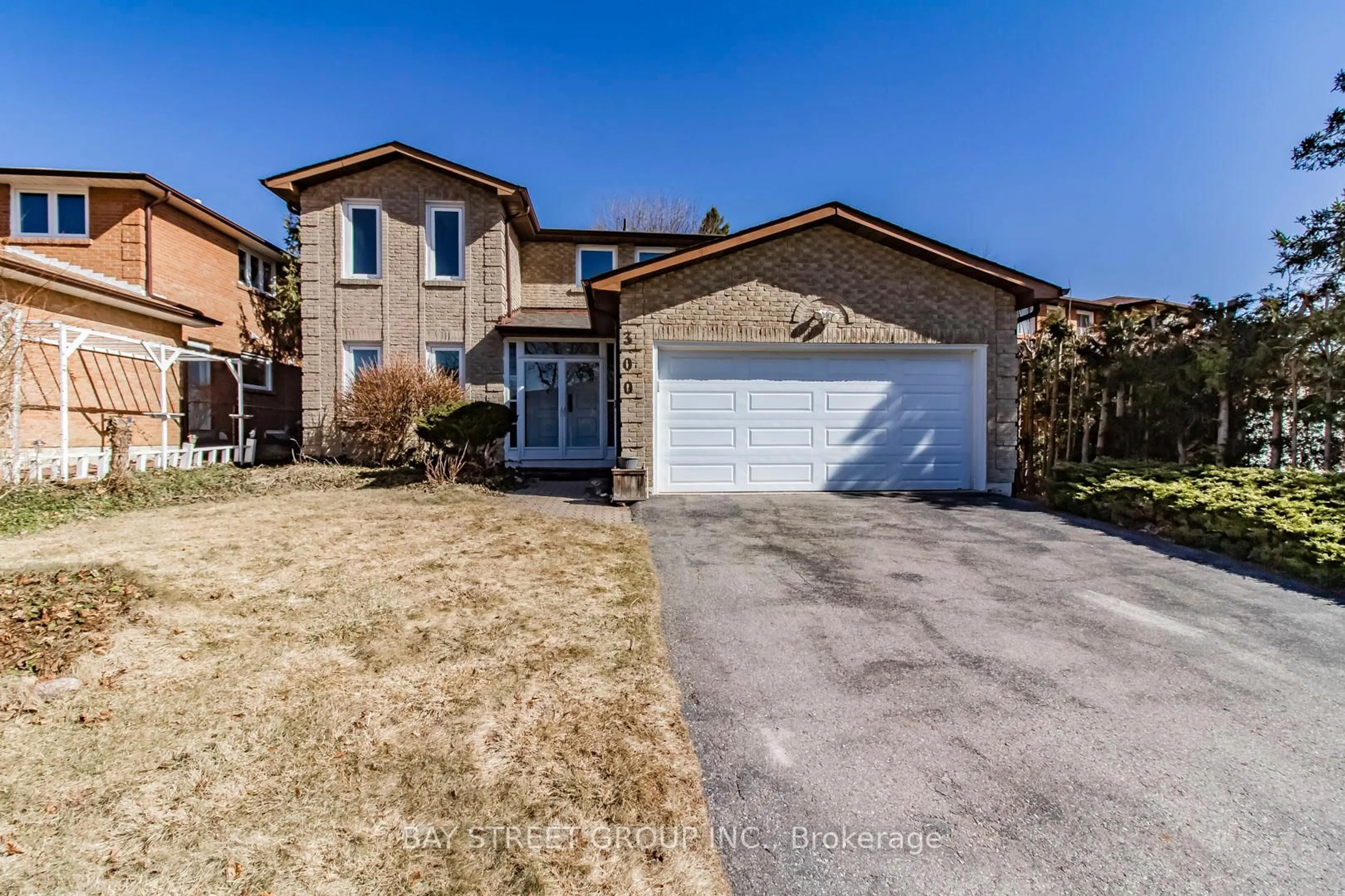 Home with brick exterior material, street for 300 Fincham Ave, Markham Ontario L3P 4E7