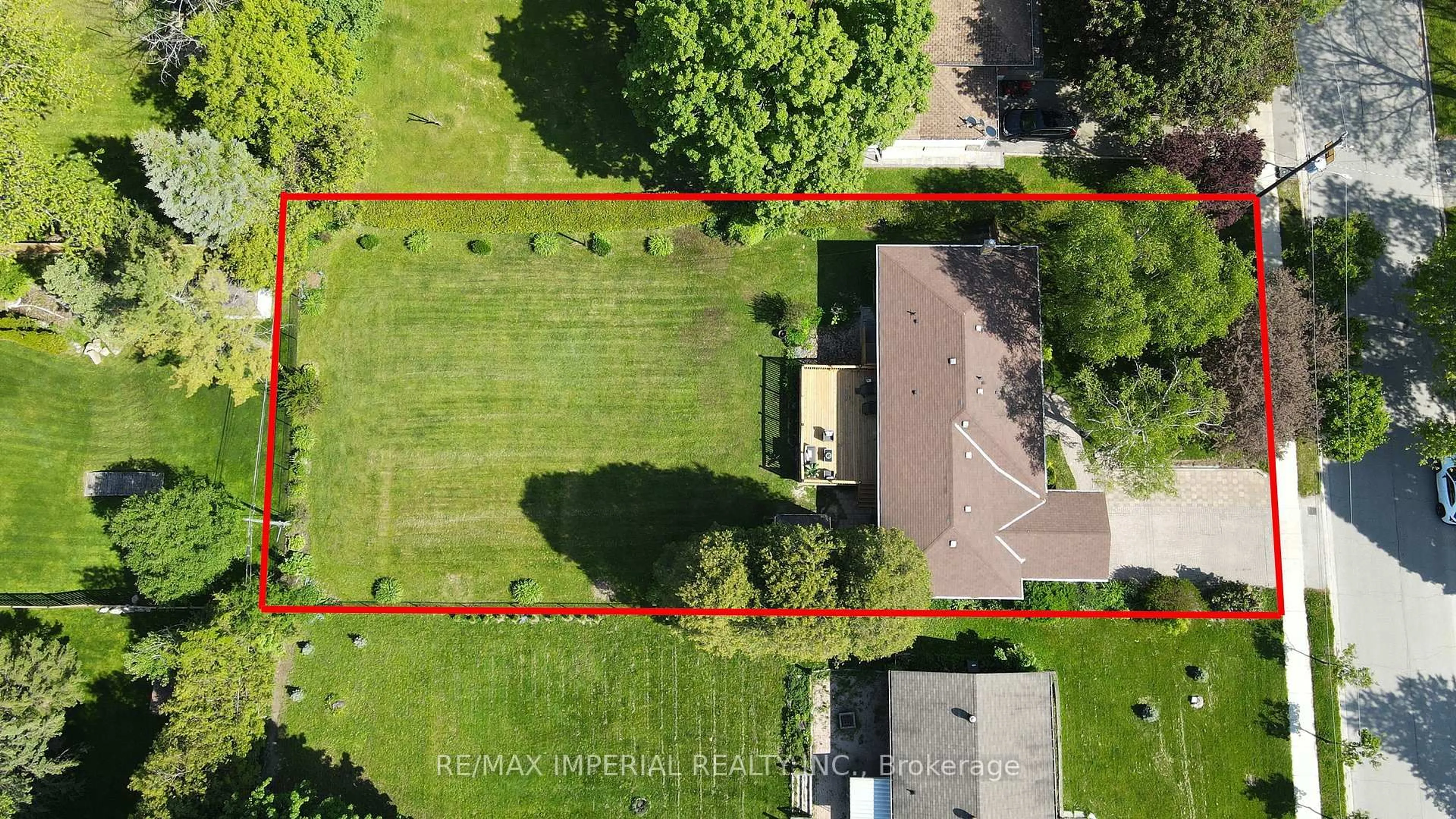 A pic from outside/outdoor area/front of a property/back of a property/a pic from drone, street for 98 Belfry Dr, Newmarket Ontario L3Y 3G1