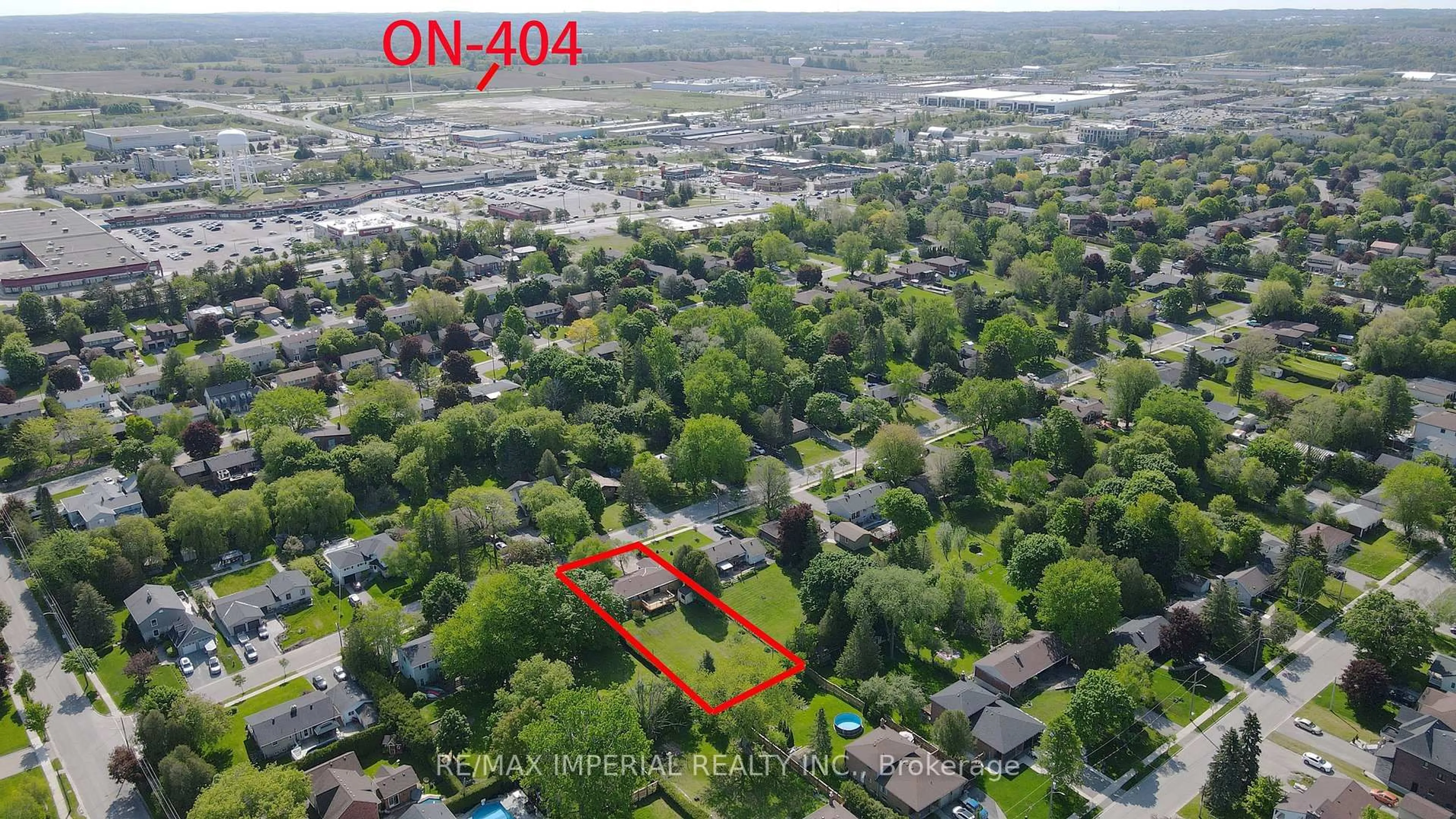 A pic from outside/outdoor area/front of a property/back of a property/a pic from drone, street for 98 Belfry Dr, Newmarket Ontario L3Y 3G1