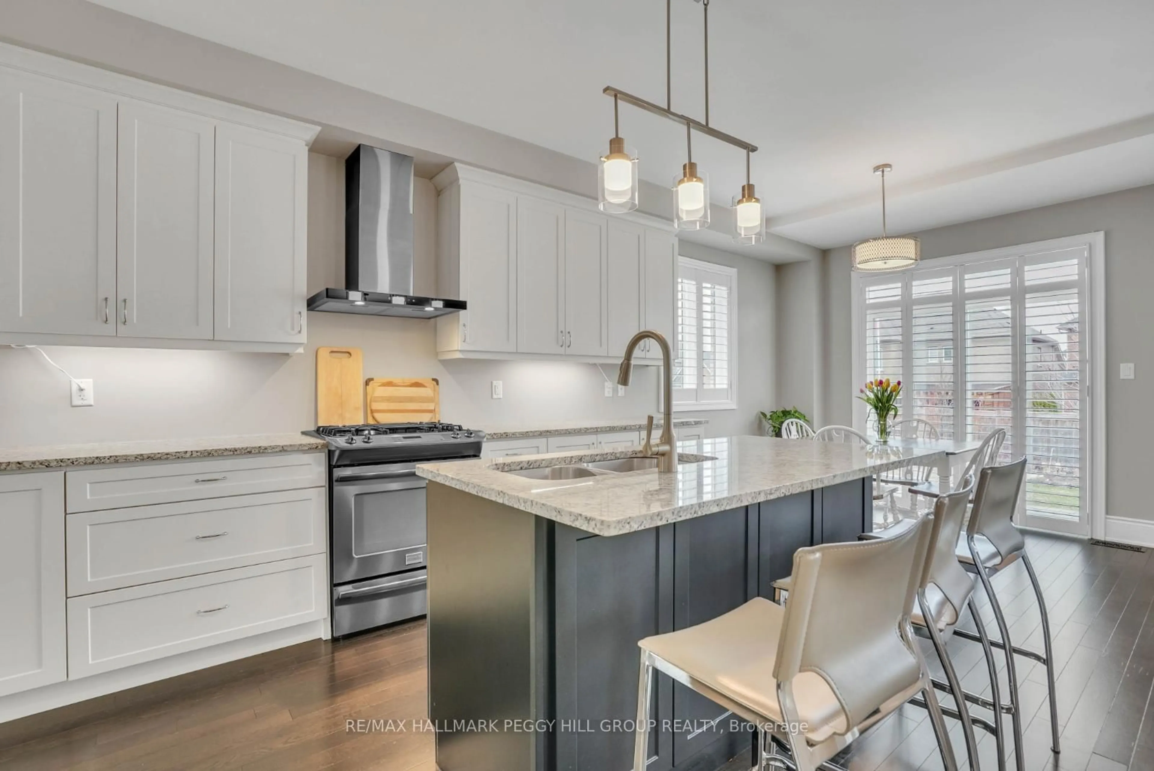 Contemporary kitchen, unknown for 25 Copeland Cres, Innisfil Ontario L0L 1L0