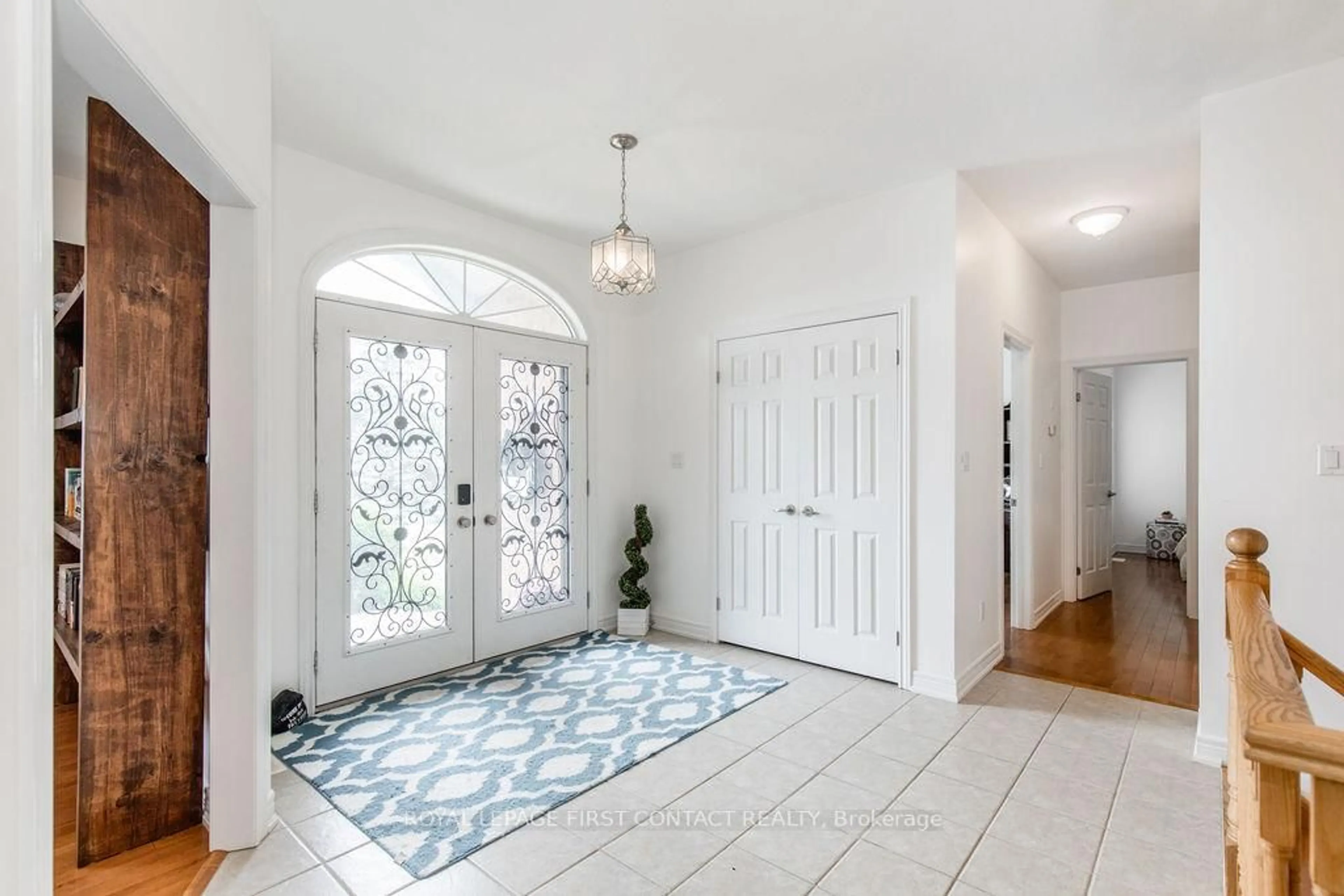 Indoor entryway for 31 Vanderpost Cres, Essa Ontario L0L 2N0
