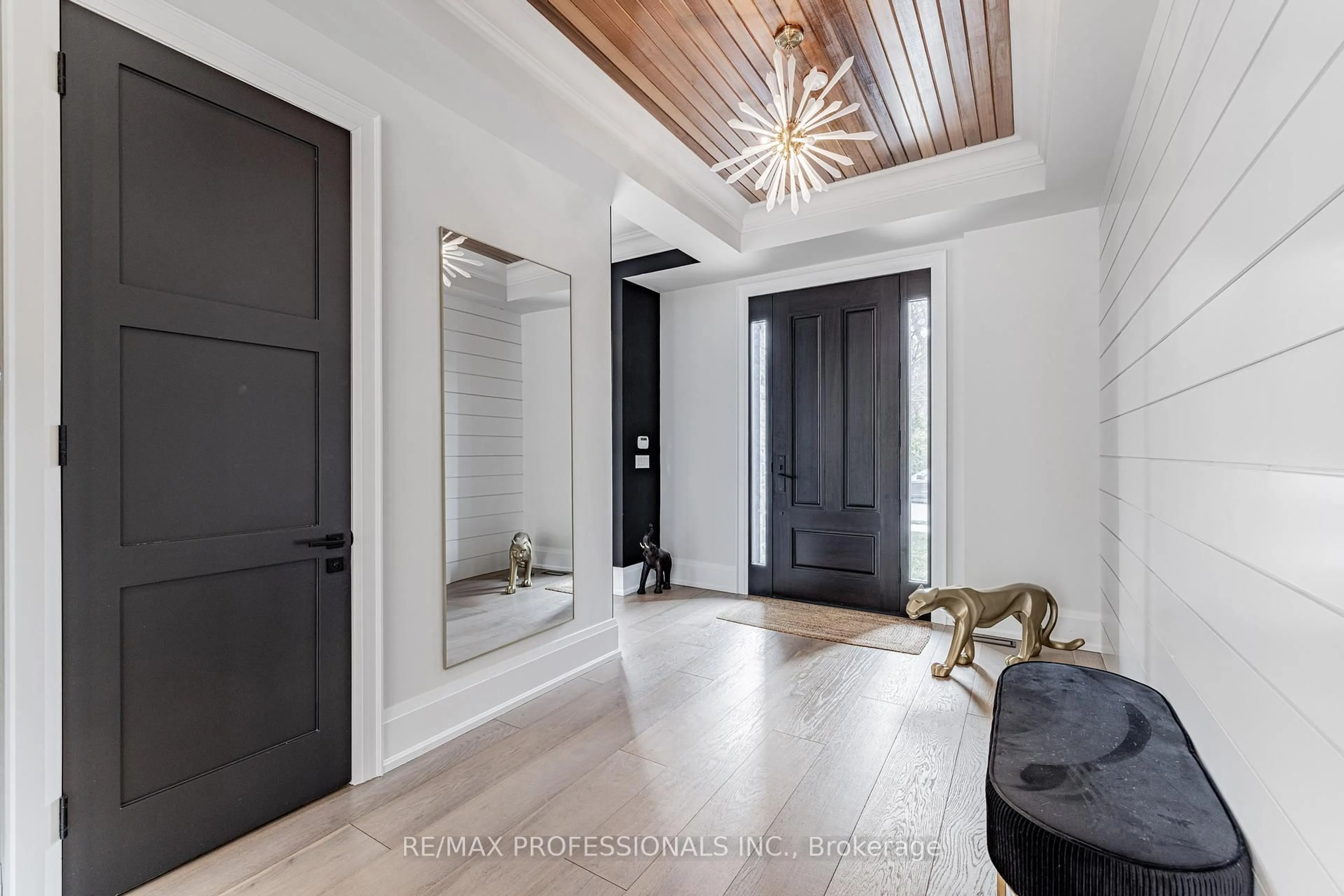 Indoor entryway for 152 Wells St, Aurora Ontario L4G 1T7