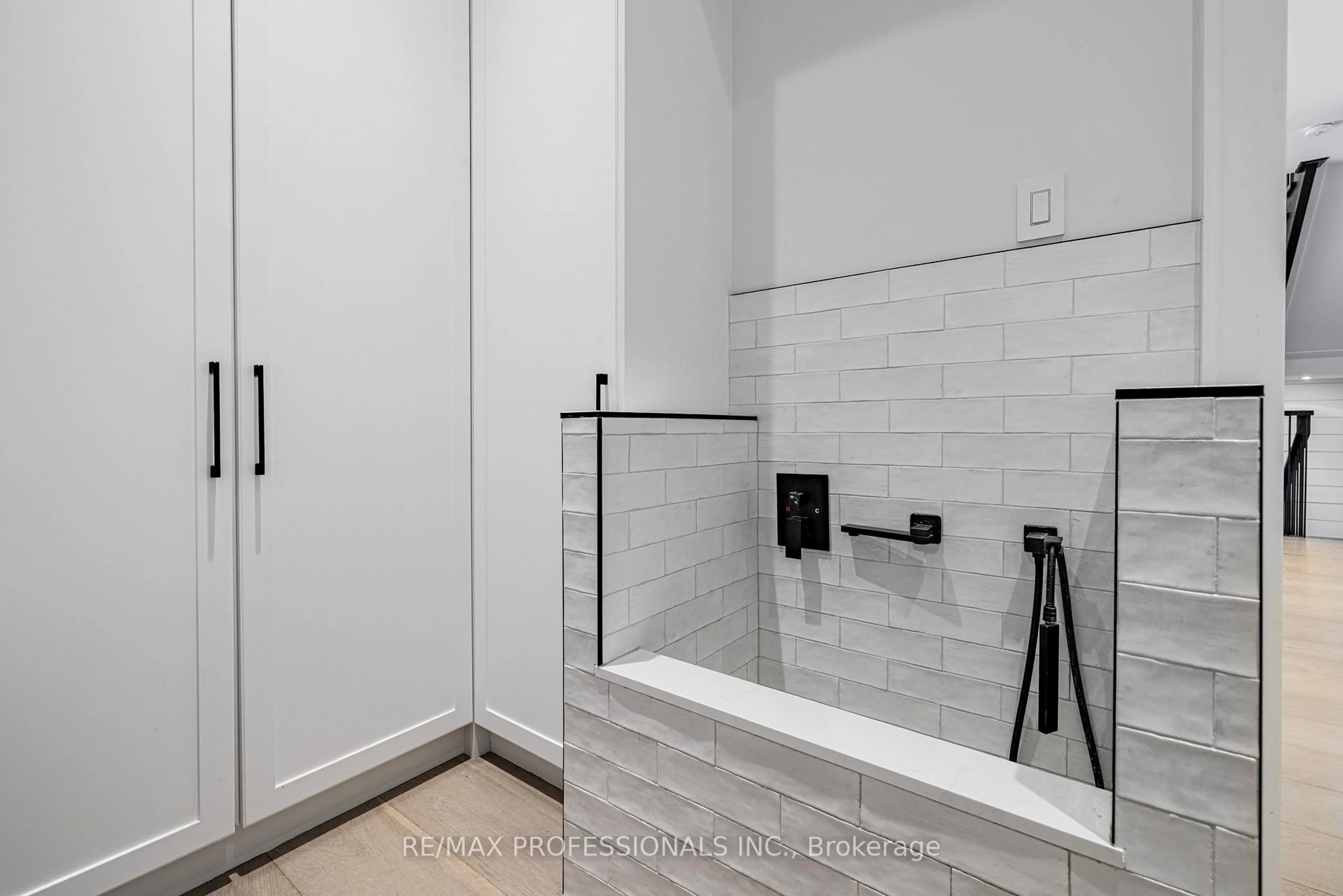 Contemporary bathroom, ceramic/tile floor for 152 Wells St, Aurora Ontario L4G 1T7