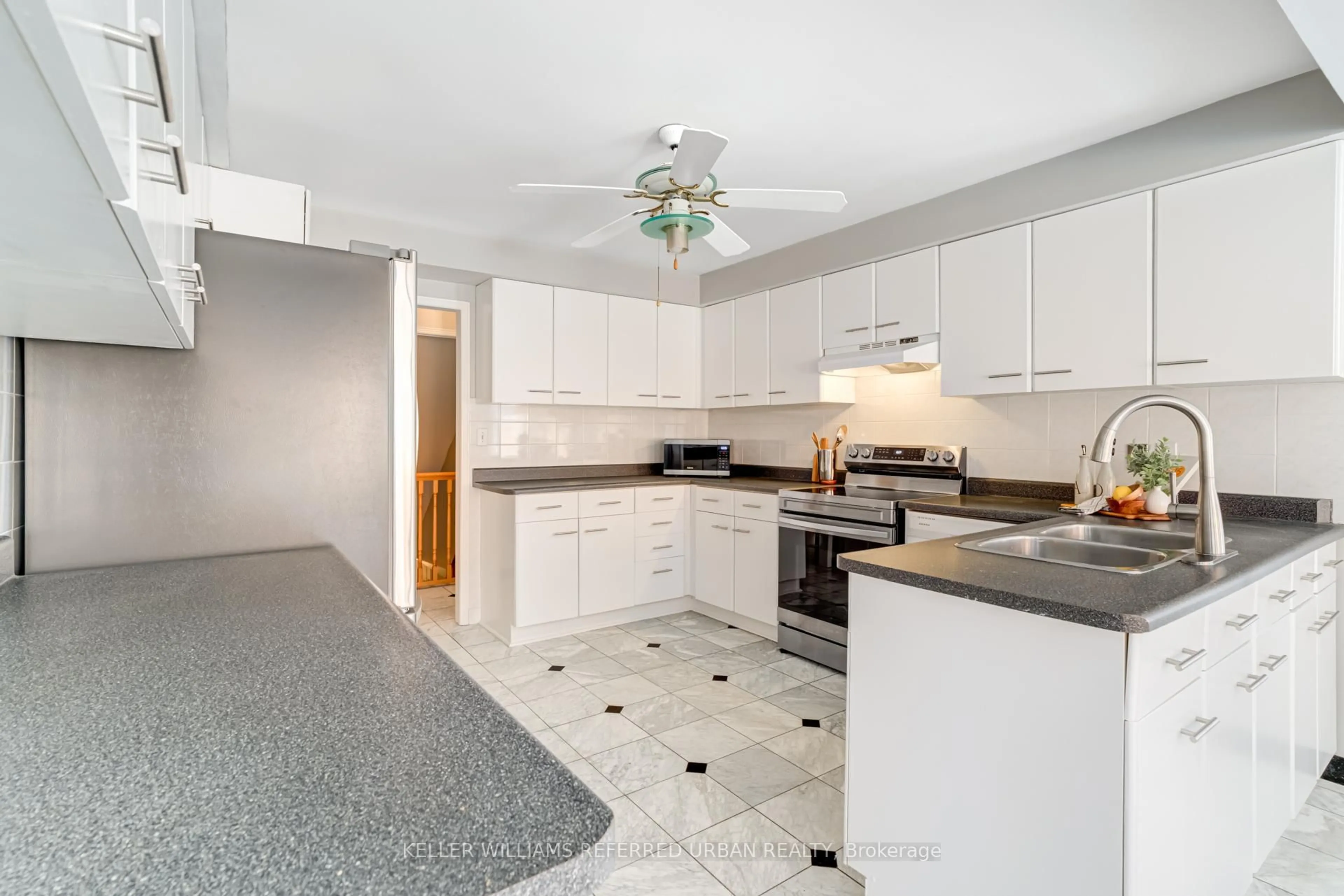 Open concept kitchen, ceramic/tile floor for 109 Topham Cres, Richmond Hill Ontario L4C 9E9