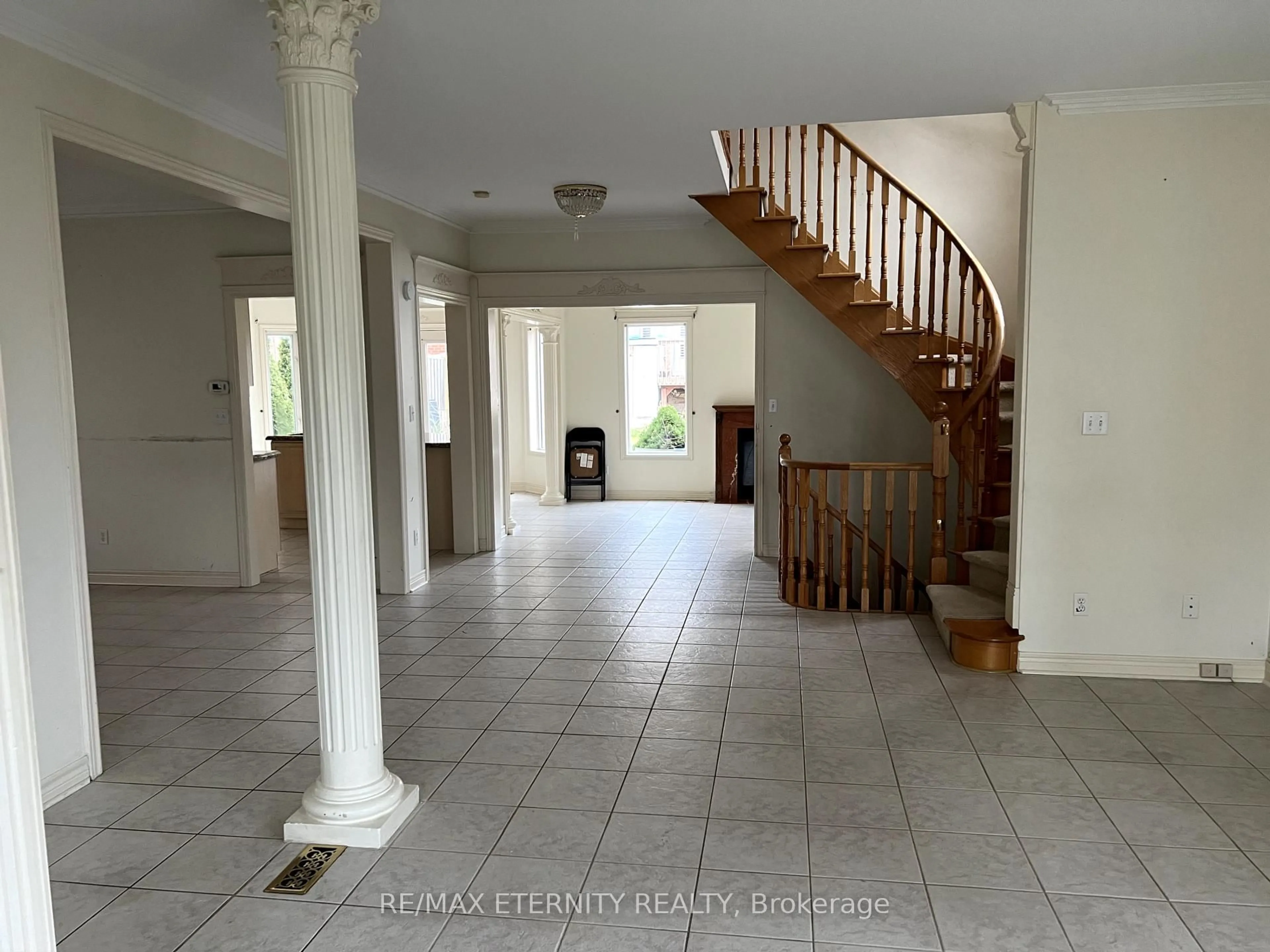 Indoor foyer for 220 Canyon Hill Ave, Richmond Hill Ontario L4C 0R4