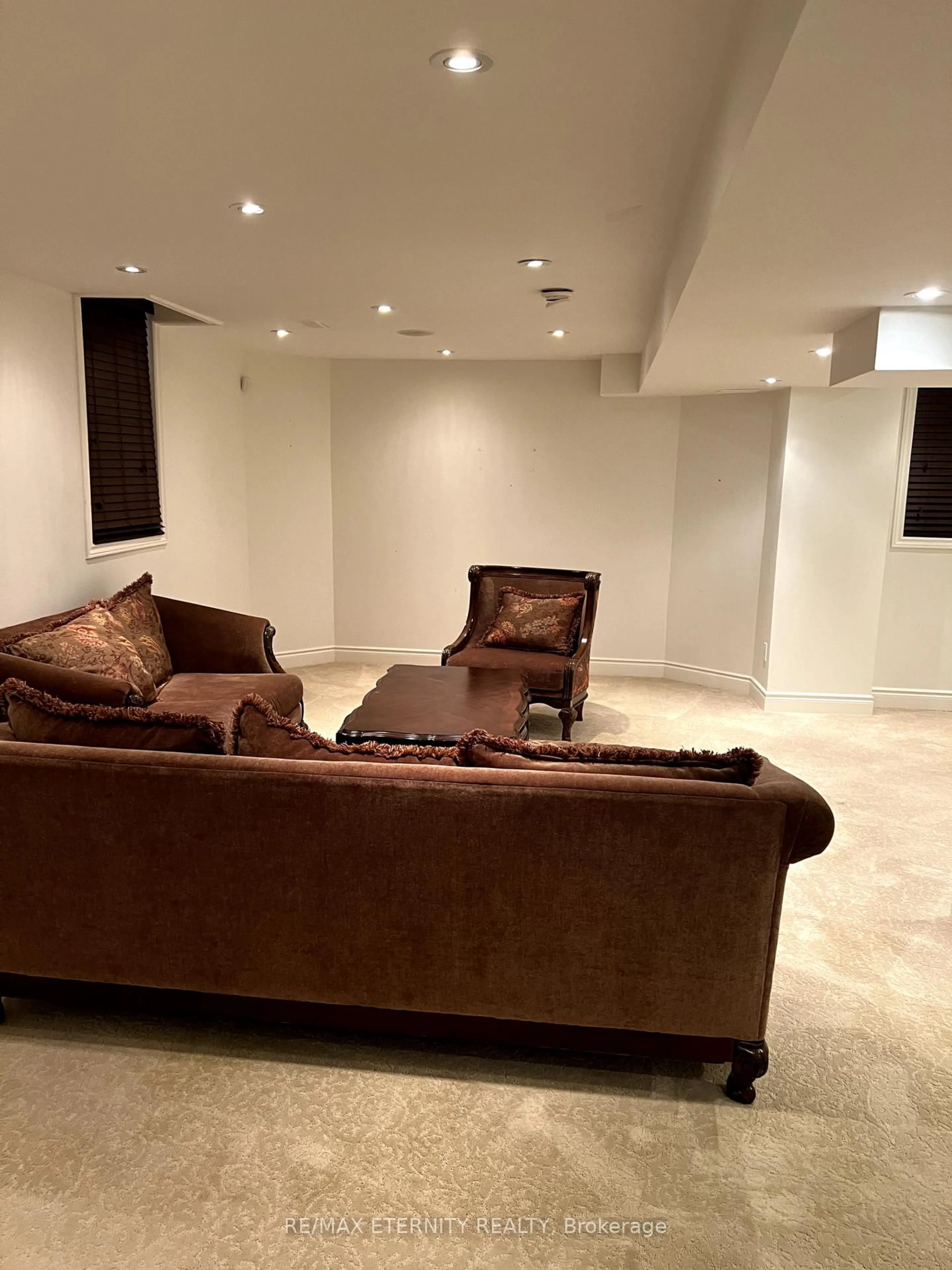 Living room with furniture, unknown for 220 Canyon Hill Ave, Richmond Hill Ontario L4C 0R4
