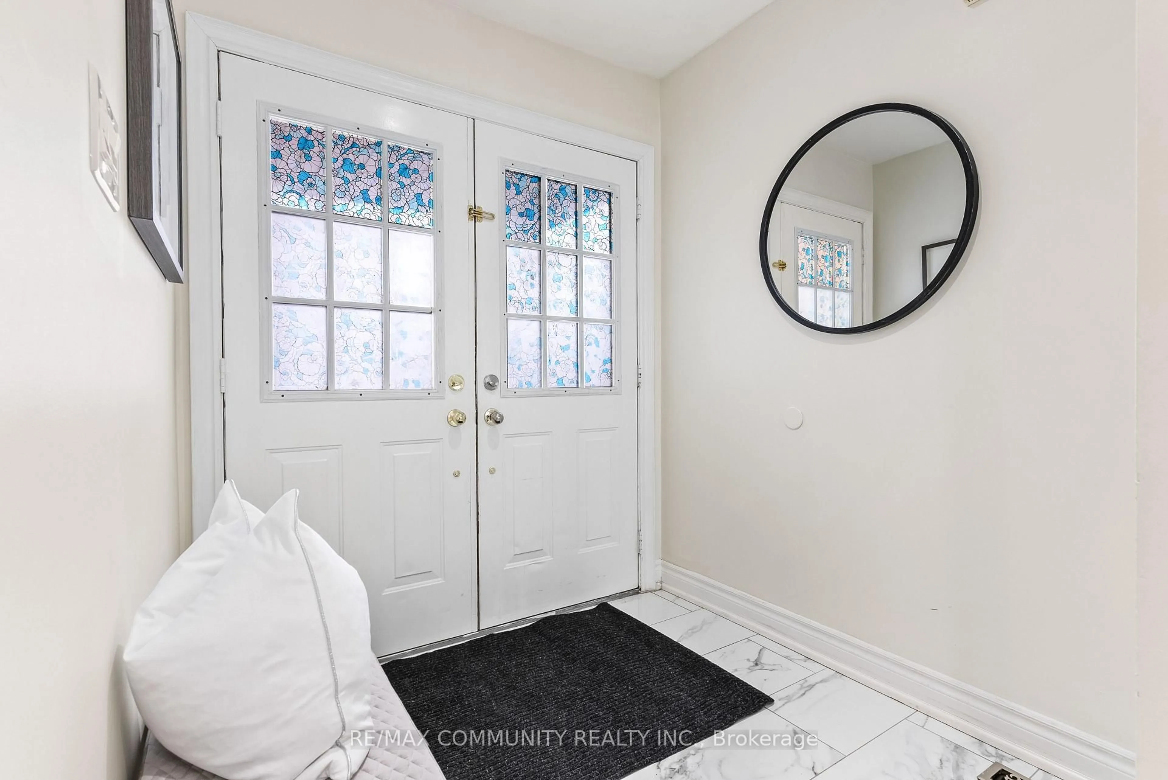 Indoor entryway for 106 Tara Cres, Markham Ontario L3S 4S8